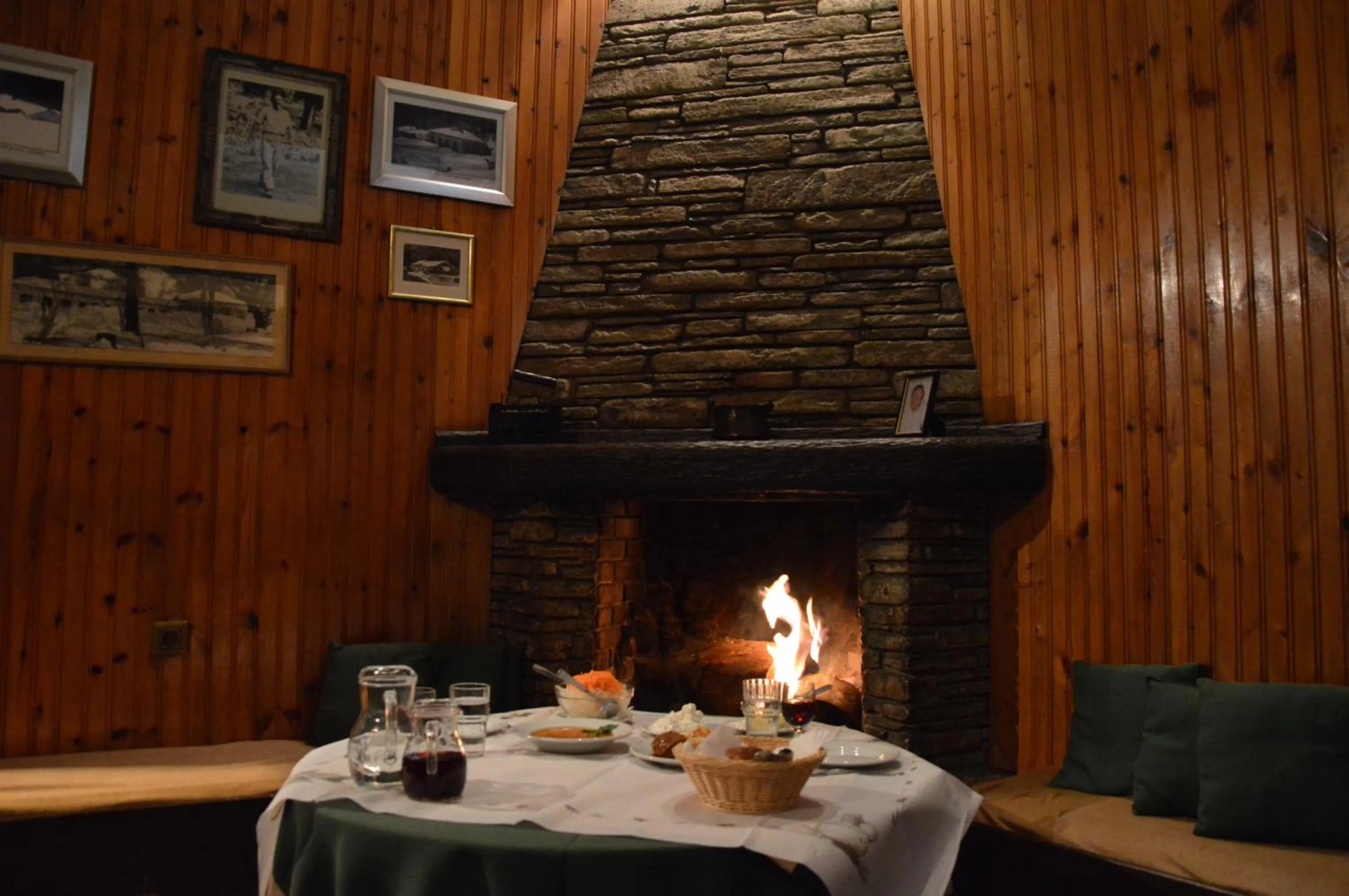 Restaurant/places to eat in Hotel Hani Zisi