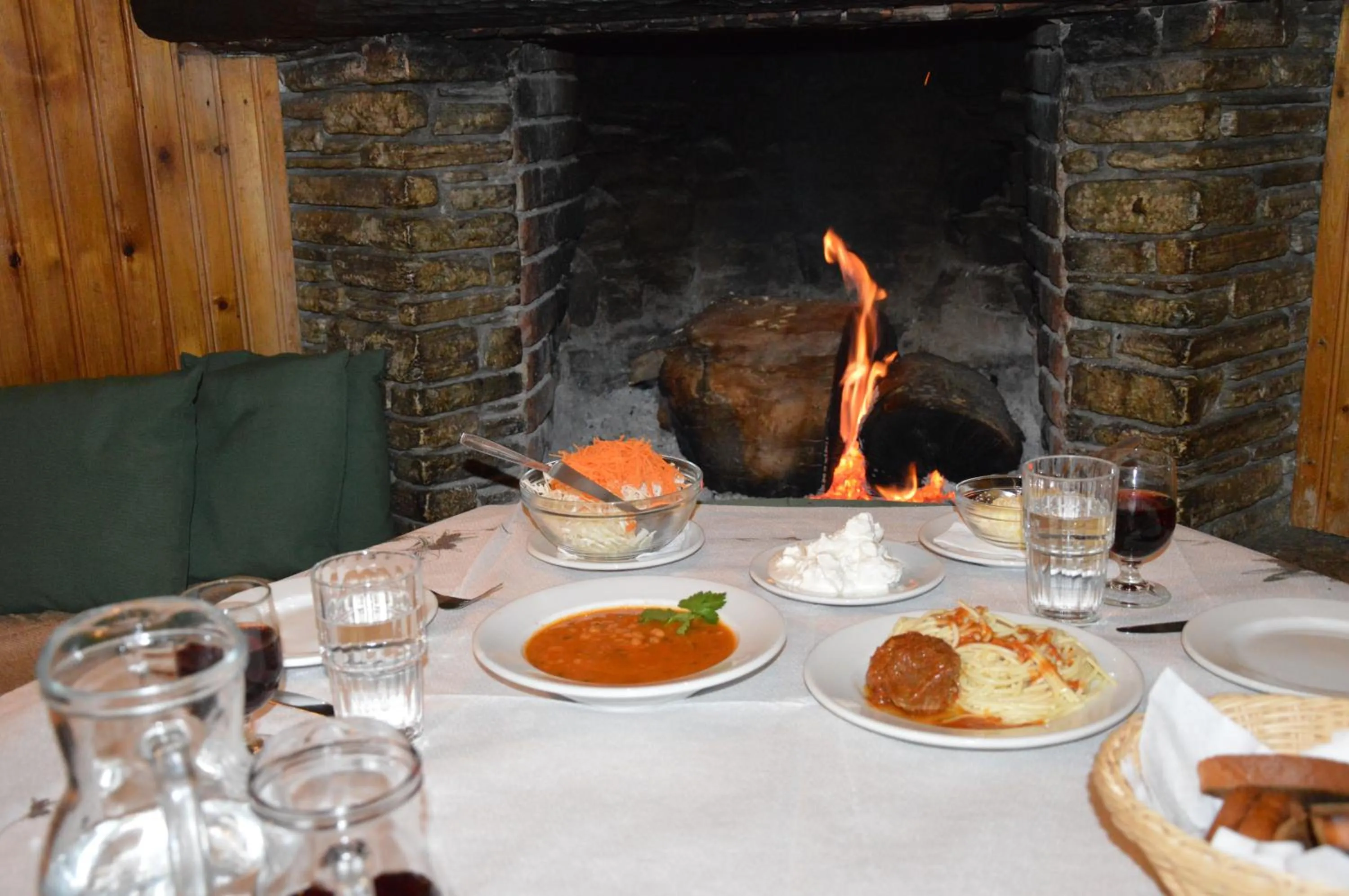 Restaurant/places to eat in Hotel Hani Zisi