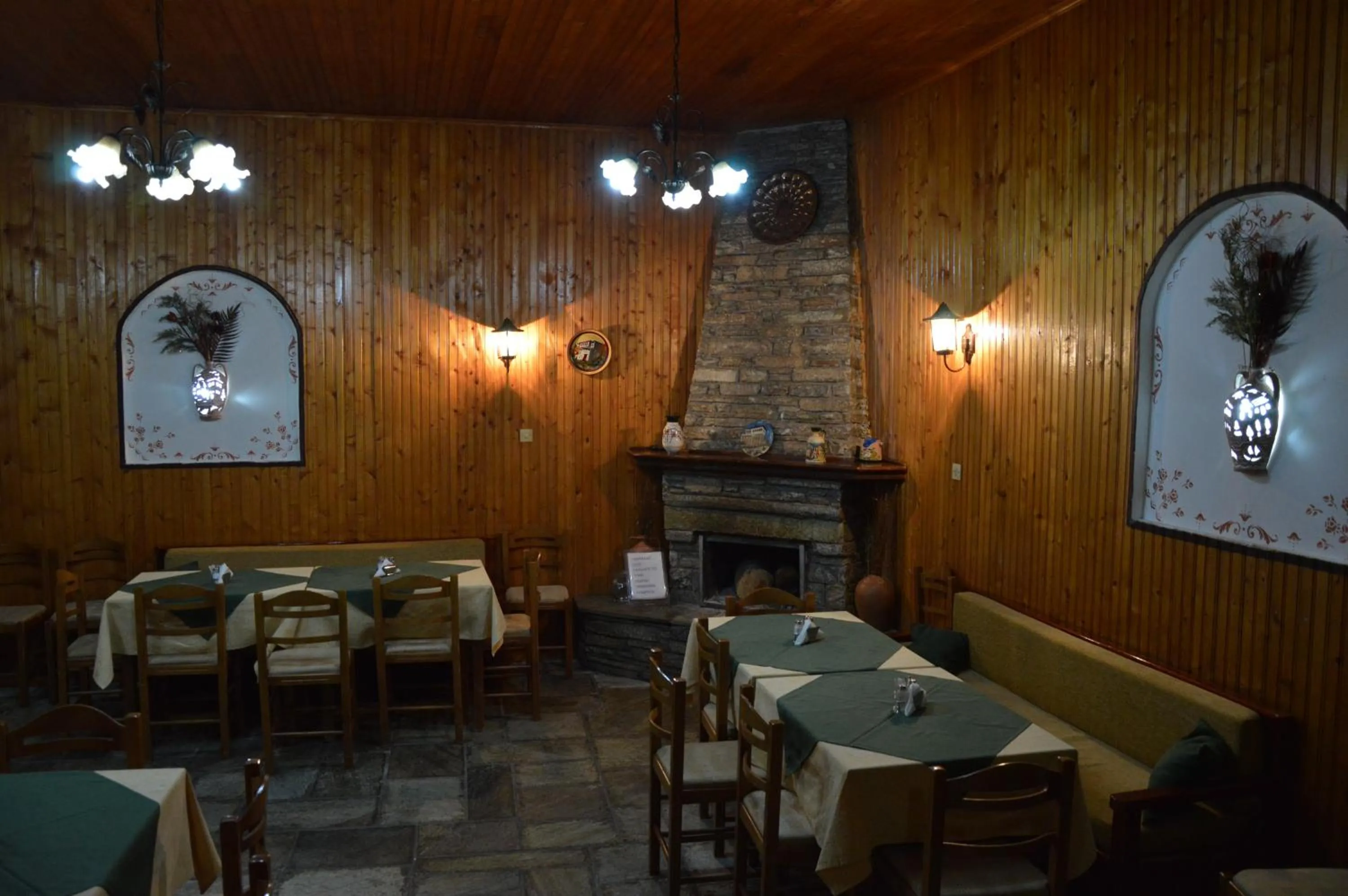 Restaurant/places to eat in Hotel Hani Zisi