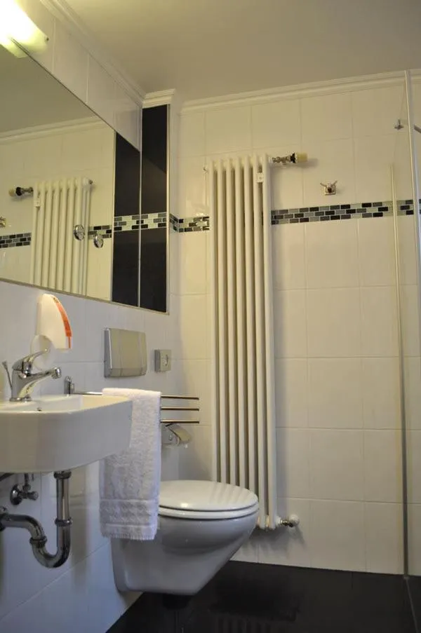 Bathroom in Schlosshotel Landstuhl