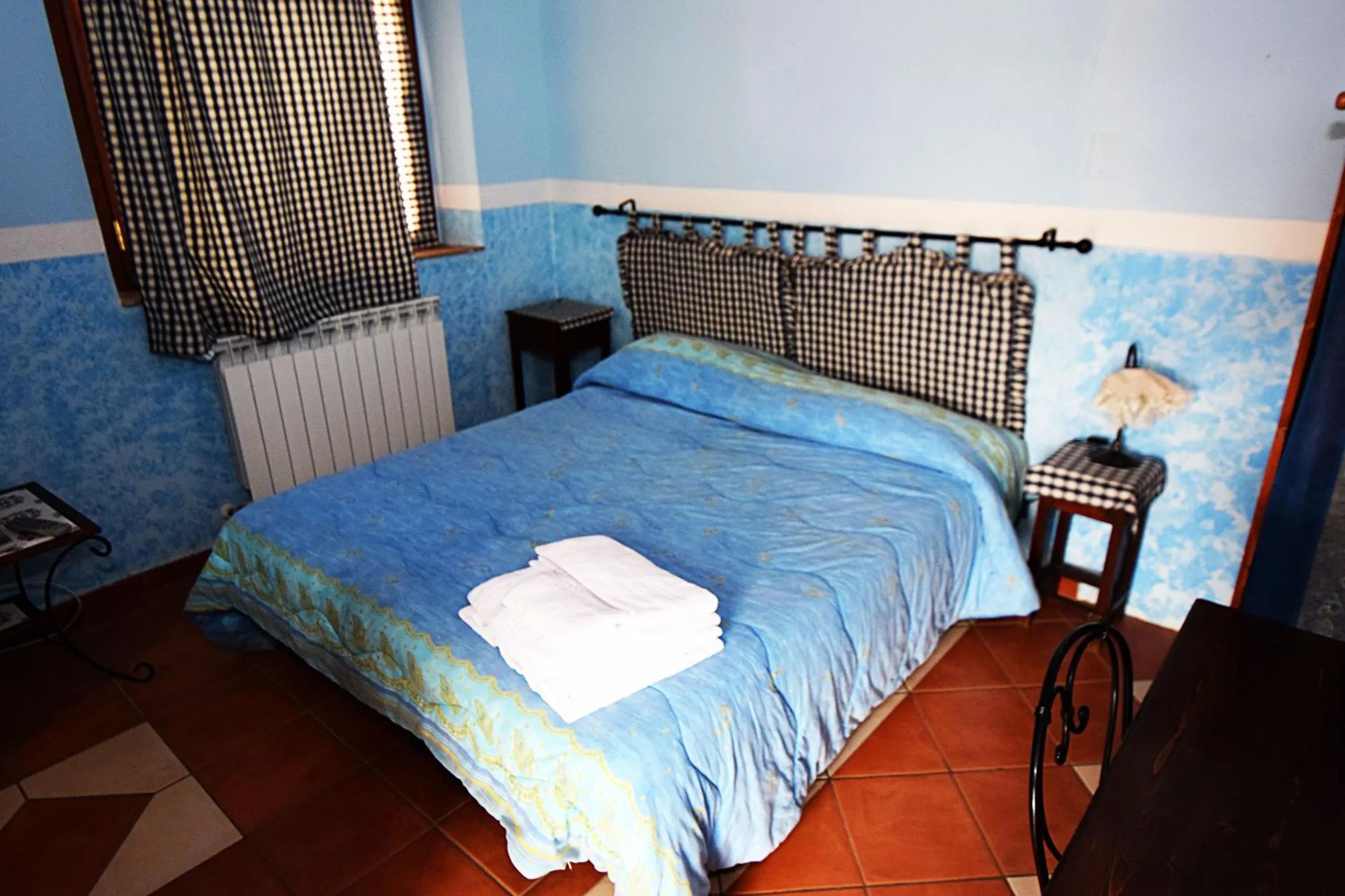 Photo of the whole room, Bed in Giucalem La Casa Negli Orti