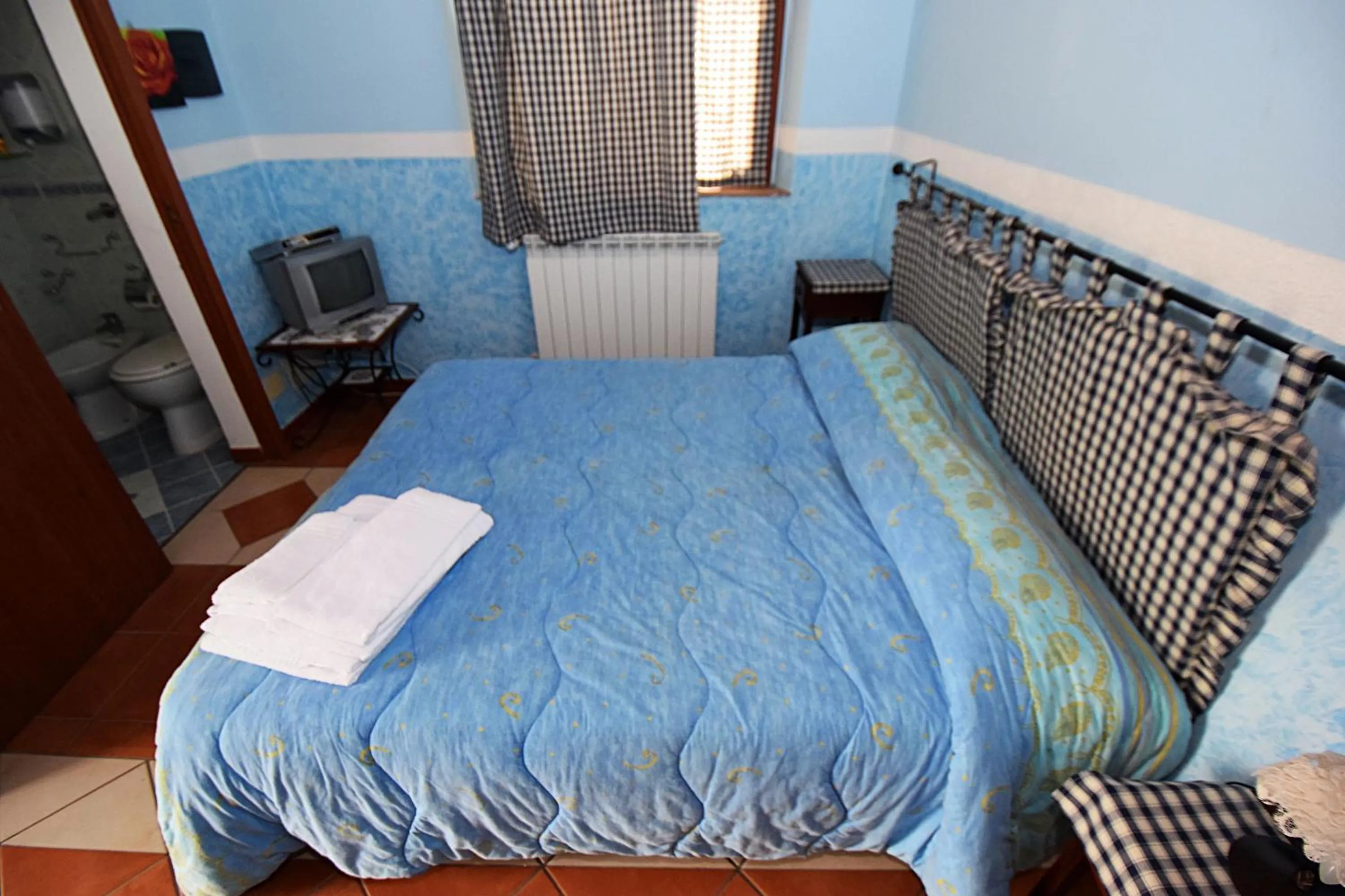 Photo of the whole room, Bed in Giucalem La Casa Negli Orti