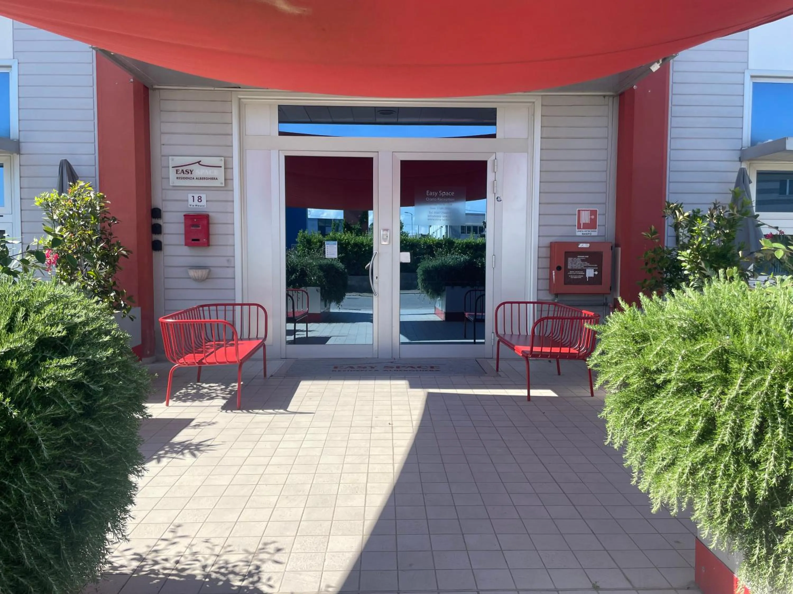 Facade/entrance in Easy Space