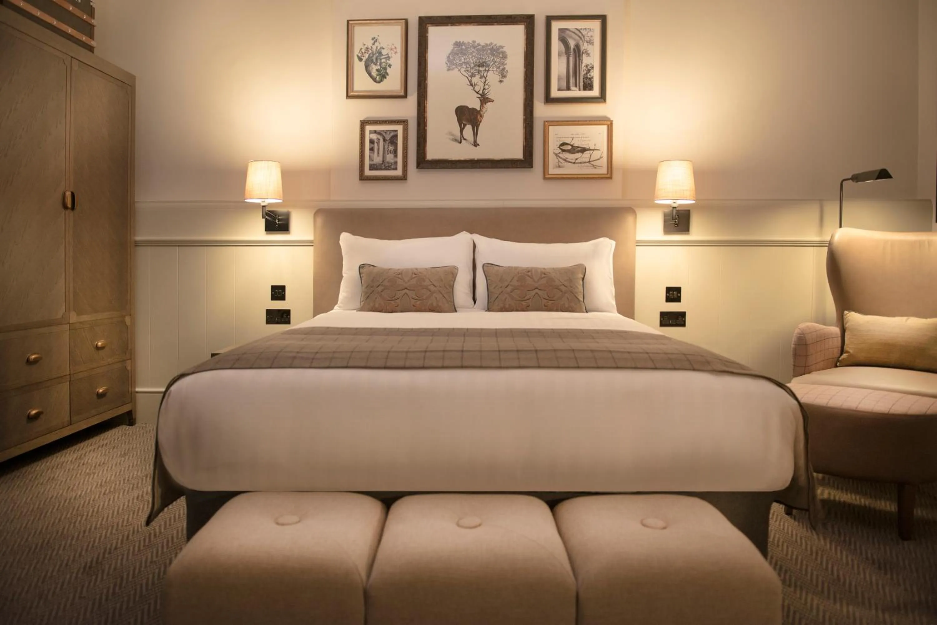 Bedroom, Bed in De Vere Latimer Estate