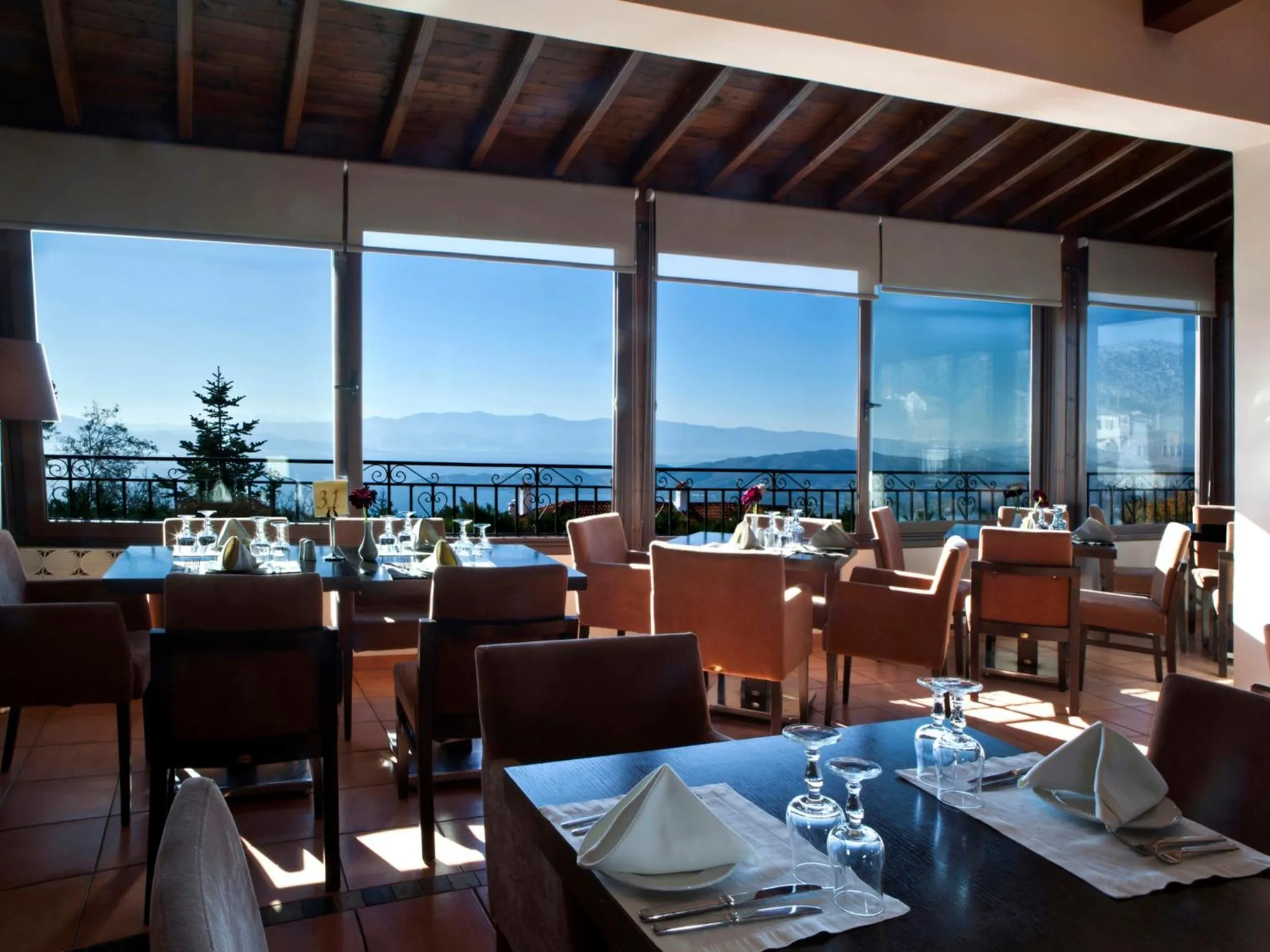 Restaurant/places to eat in Portaria Hotel