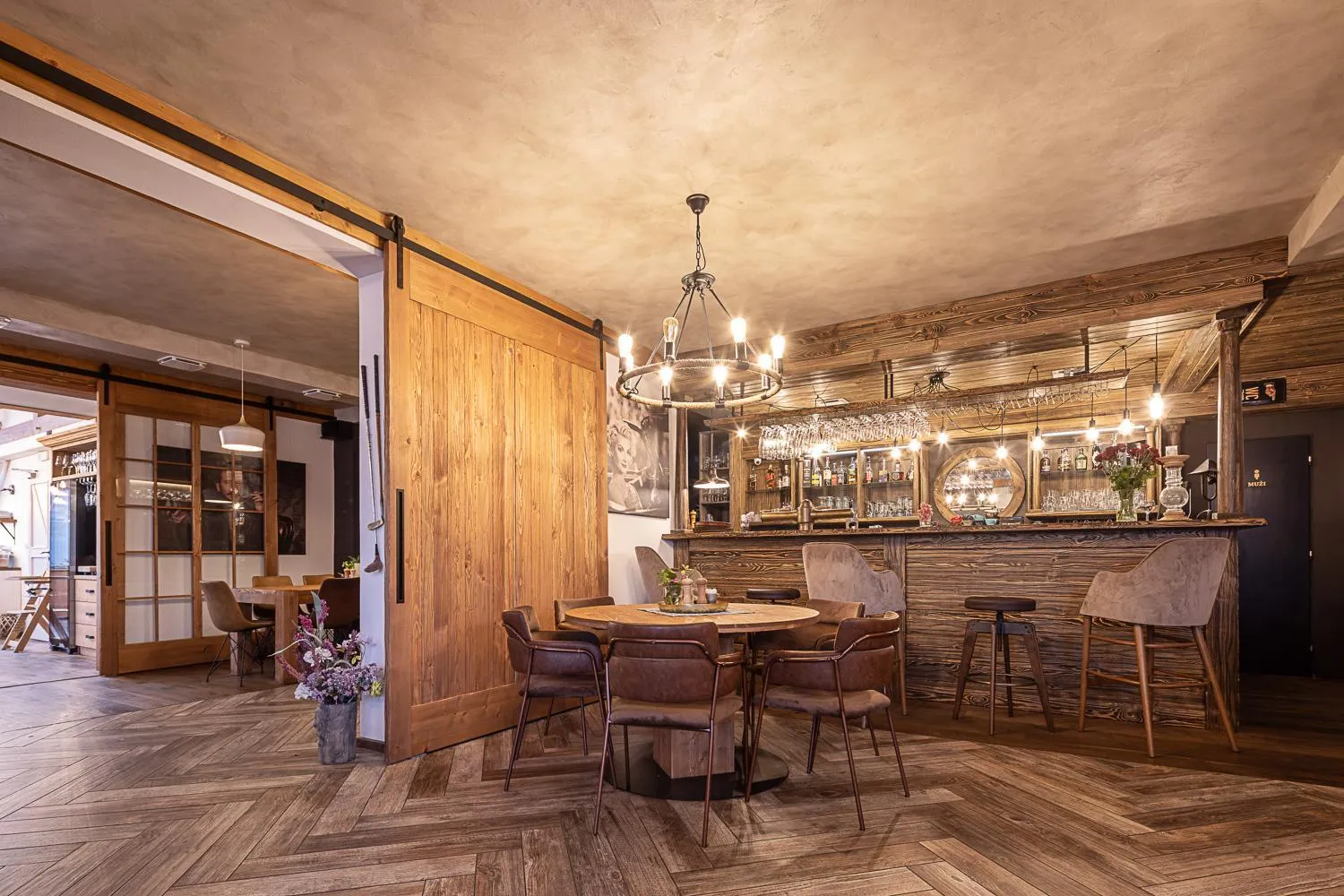 Restaurant/places to eat in Hotel McLimon