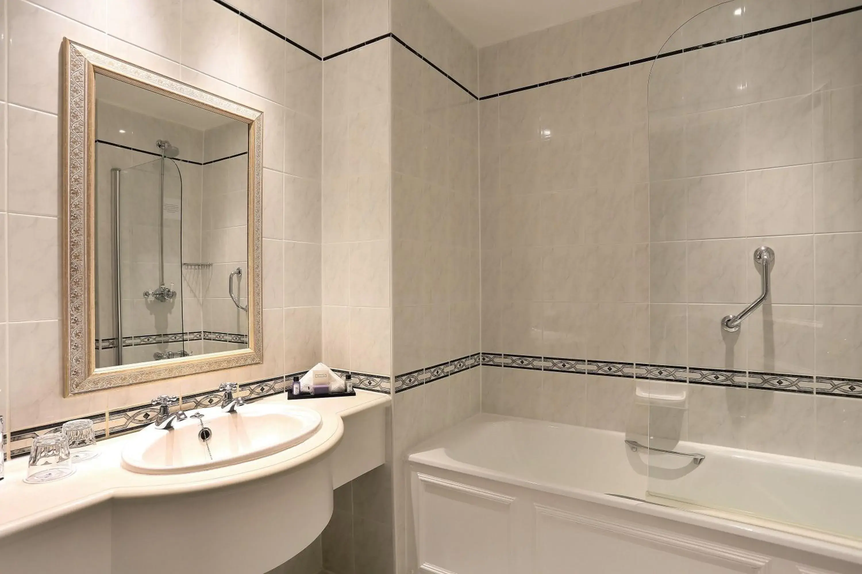 Standard Double Room in Macdonald Leeming House Standard Double Room in Macdonald Leeming House