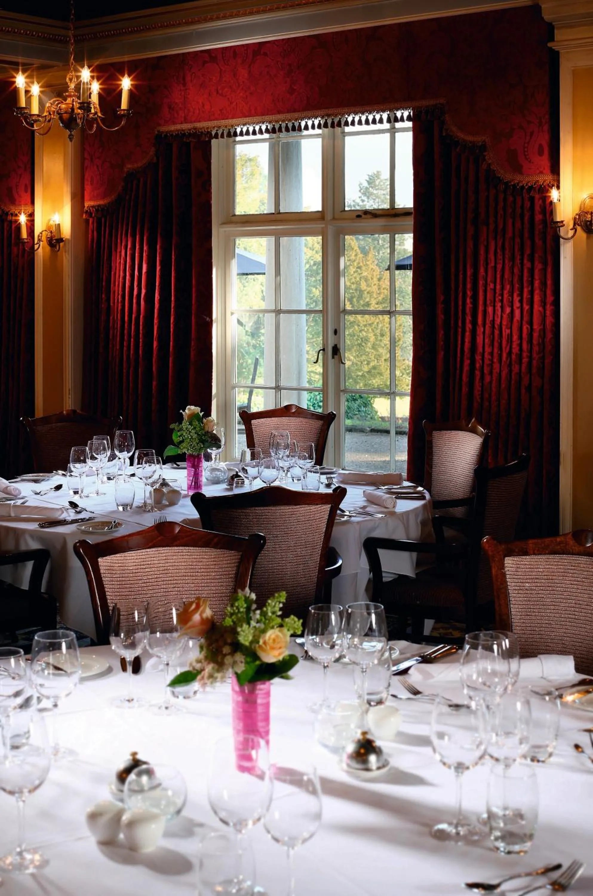 Restaurant/places to eat in Macdonald Leeming House