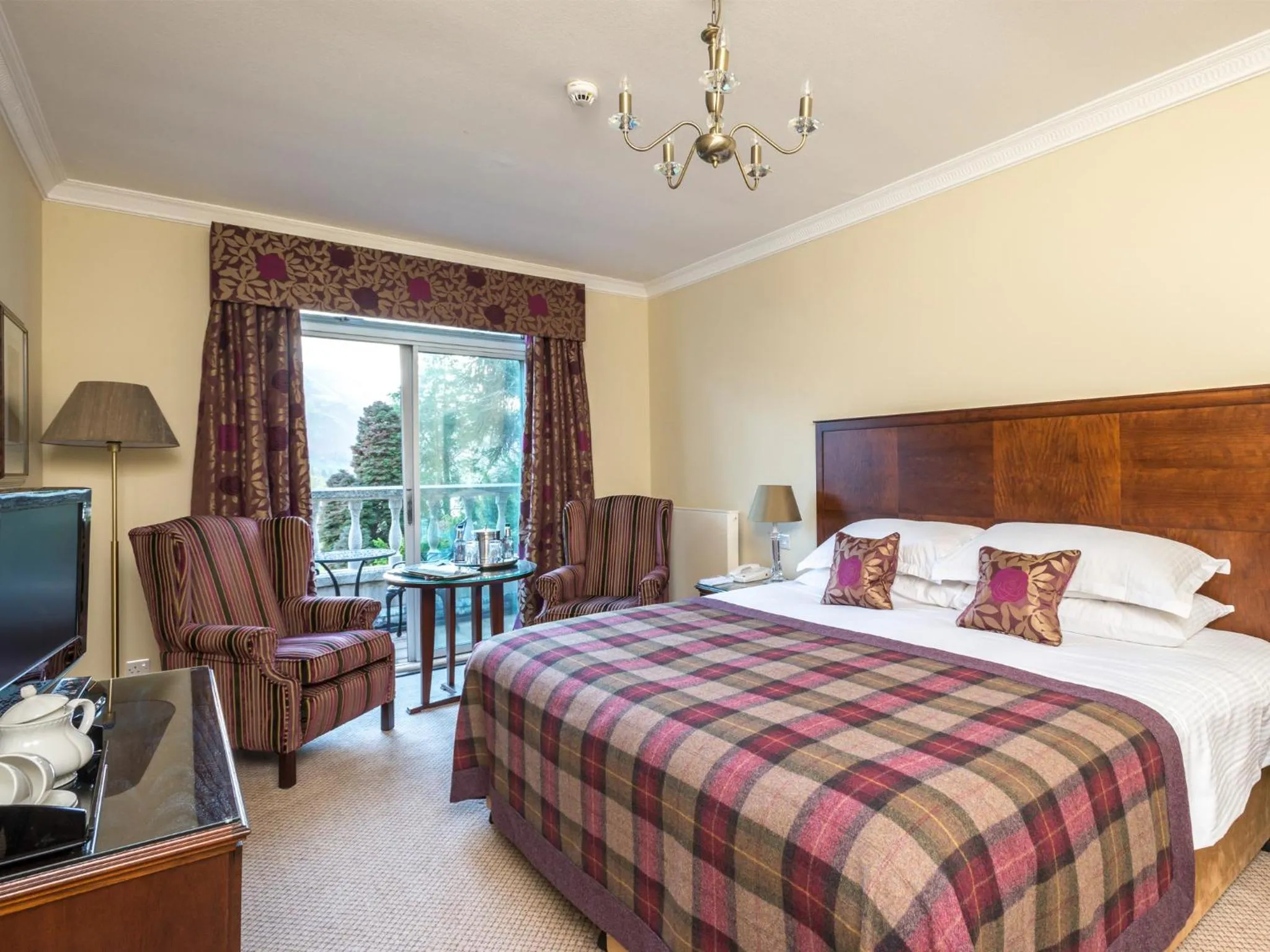 Bedroom, Bed in Macdonald Leeming House