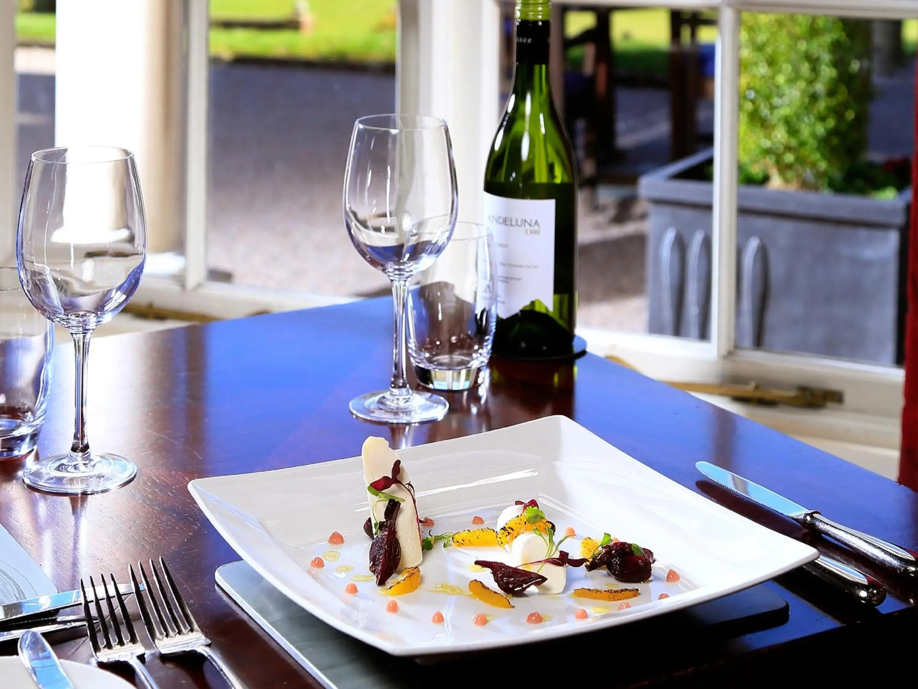 Restaurant/places to eat in Macdonald Leeming House Restaurant/places to eat in Macdonald Leeming House