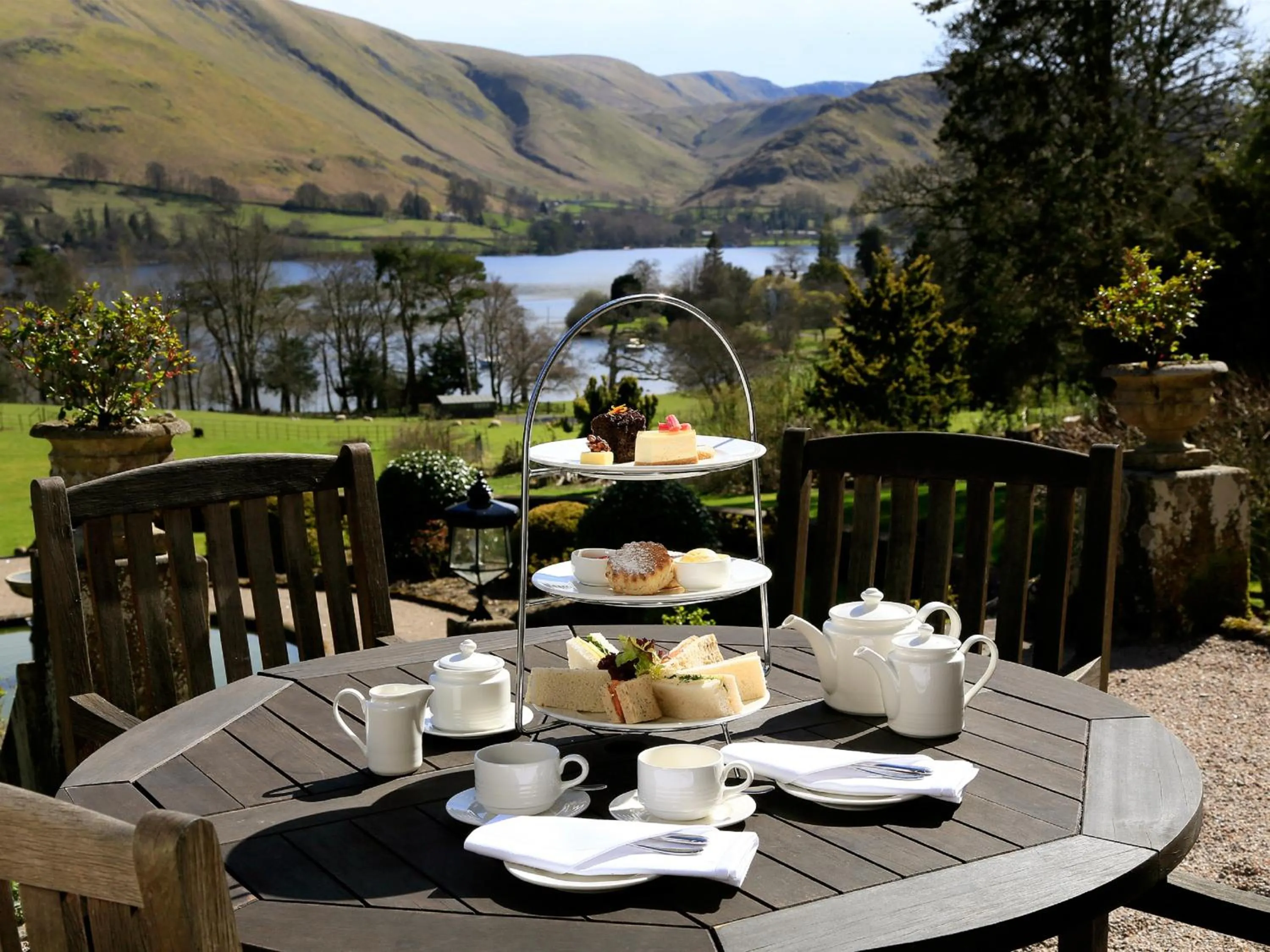 Restaurant/places to eat in Macdonald Leeming House