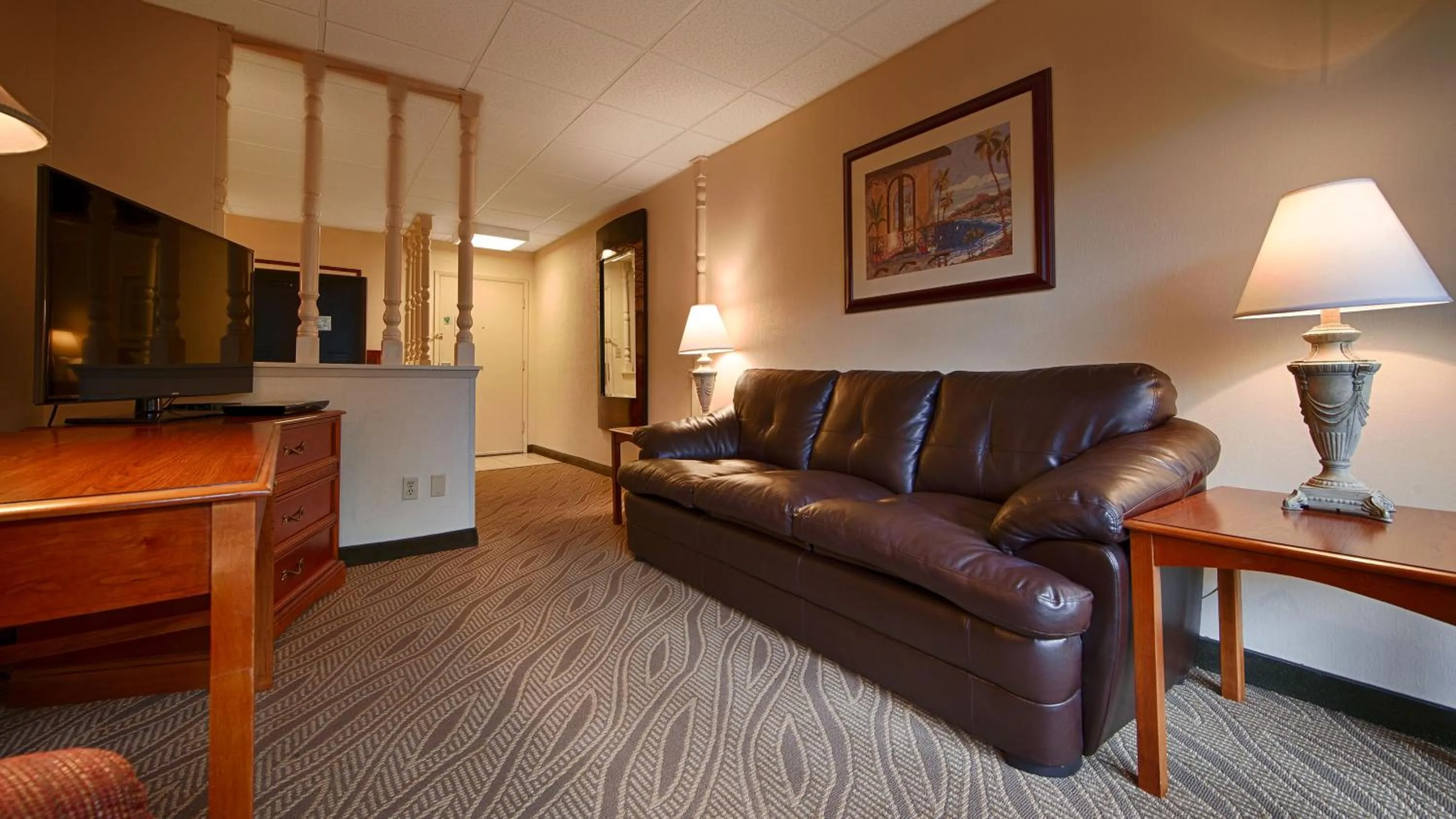 TV and multimedia in Best Western Naples Inn & Suites