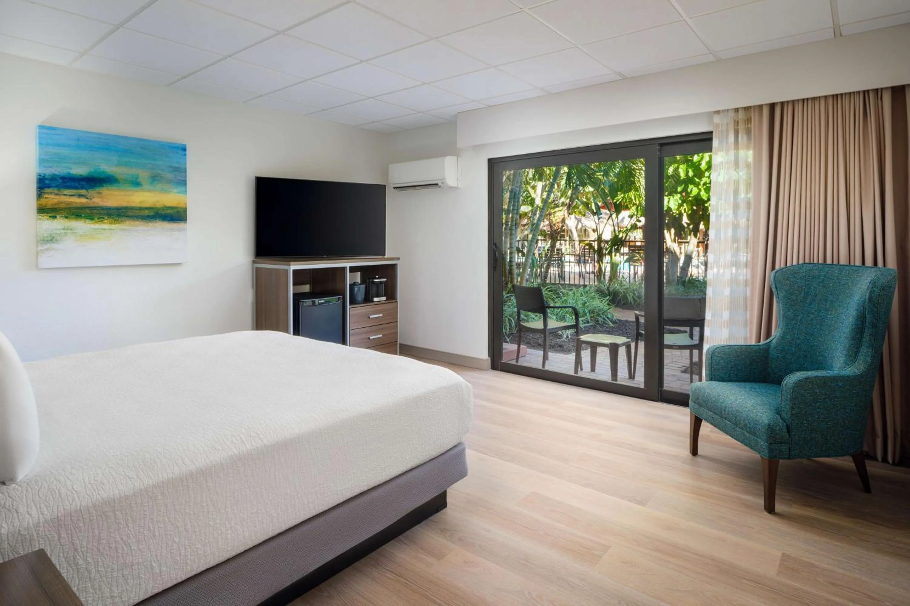 Shower, Bed in Best Western Naples Inn & Suites