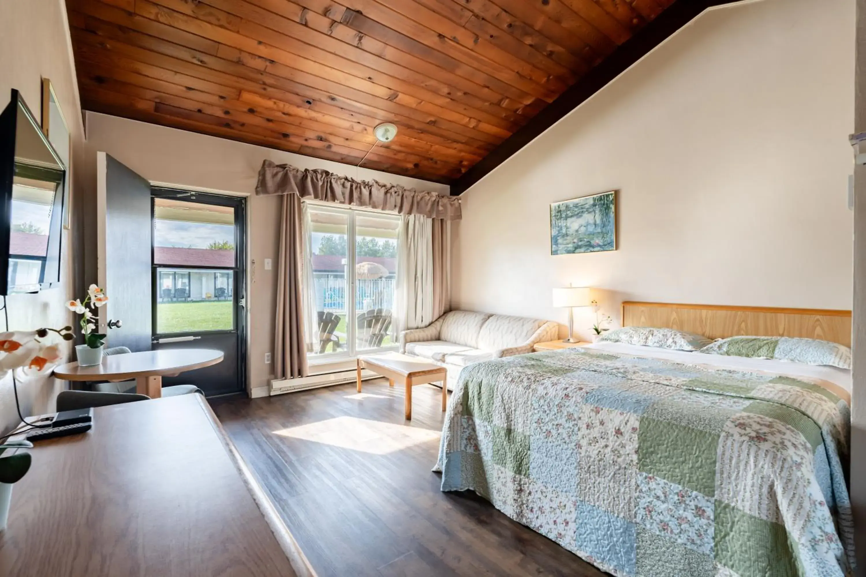 Classic Queen Room with Wood Floor in Hotel Motel Bonsoir Classic Queen Room with Wood Floor in Hotel Motel Bonsoir