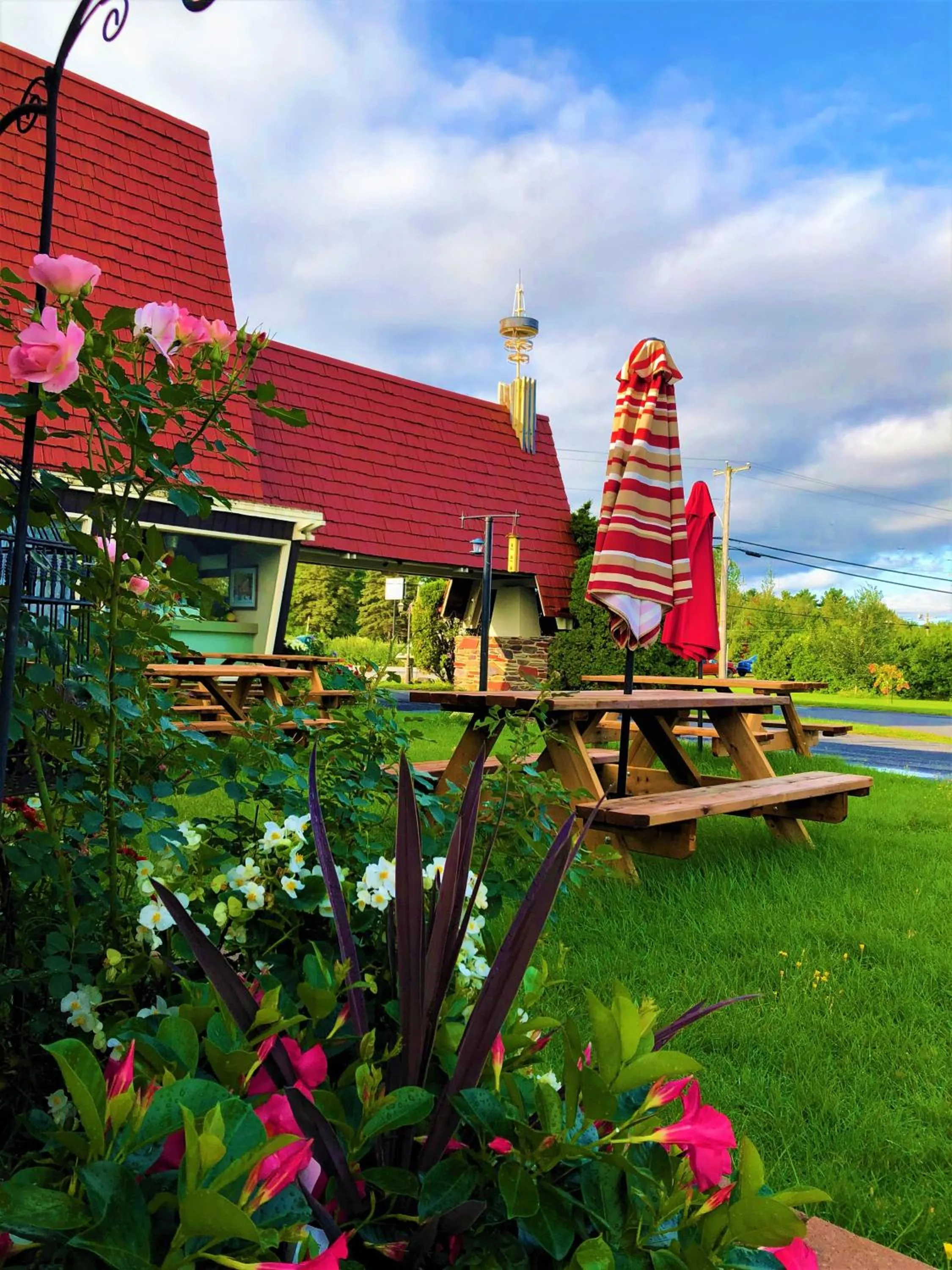 Property building in Hotel Motel Bonsoir