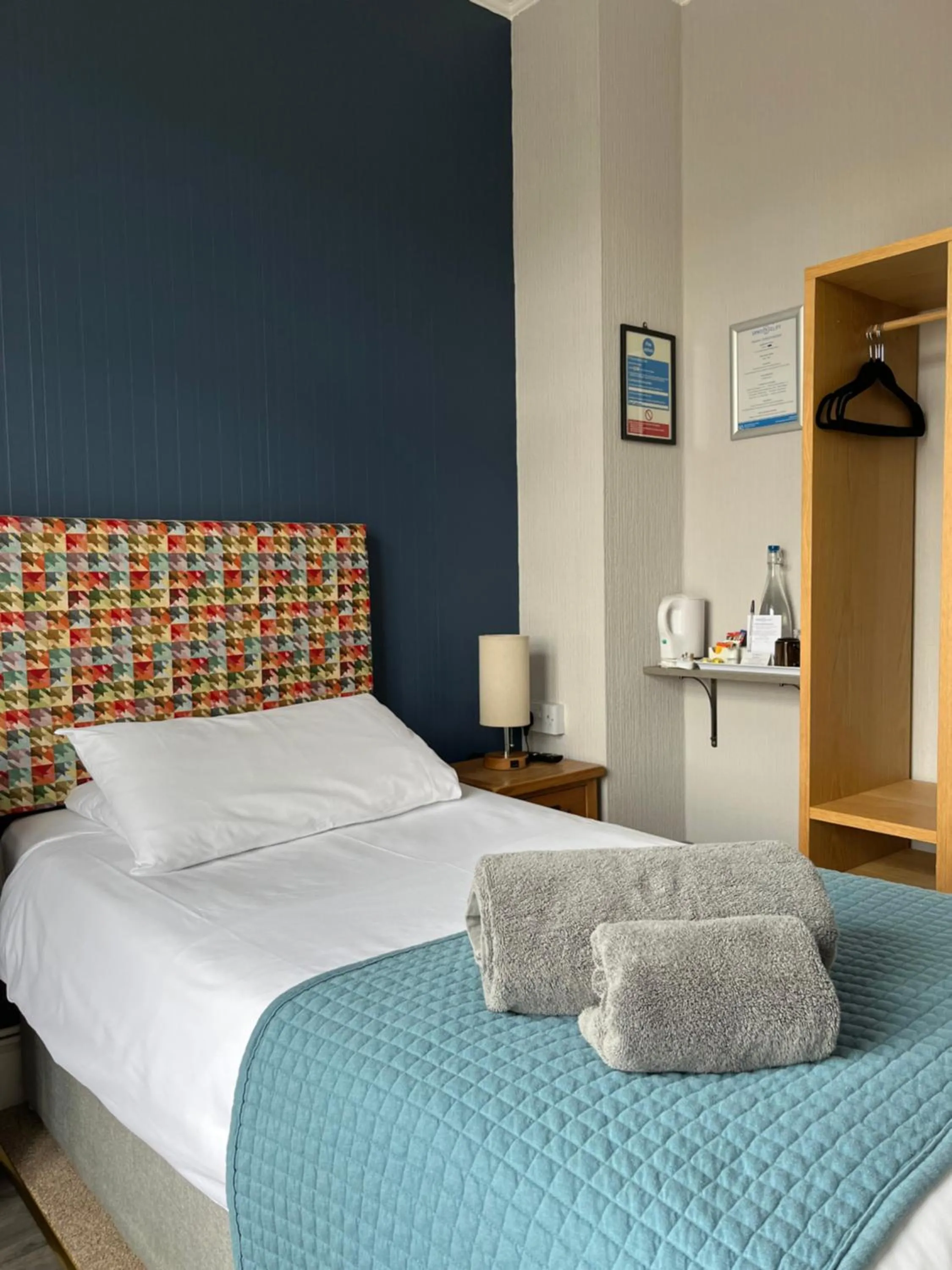 Single Room with Shared Bathroom in Sandcliff Guest House