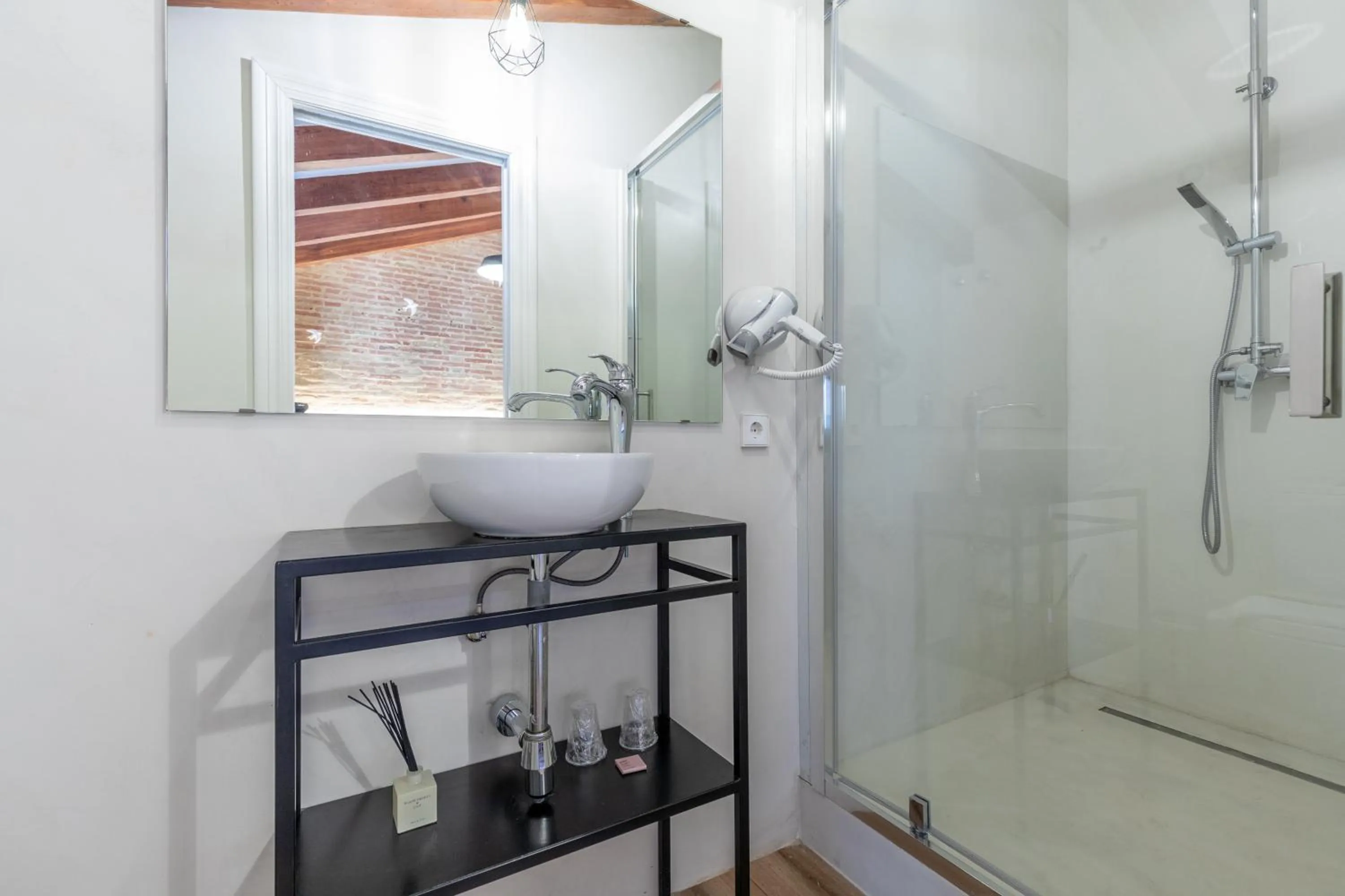 Shower in Casa del Patriarca