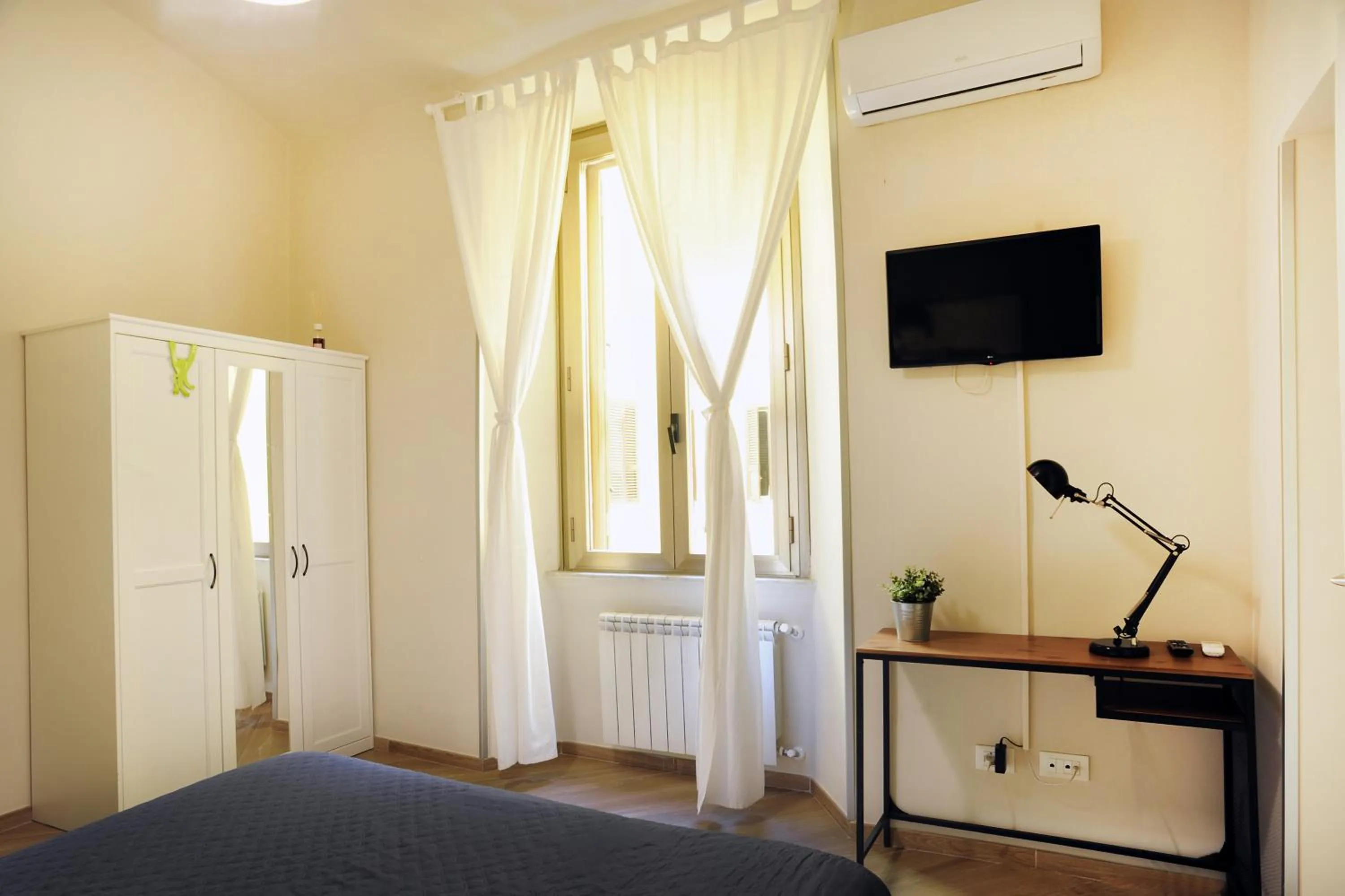 Bedroom, Bed in Home Vaticano 50 steps from Museum