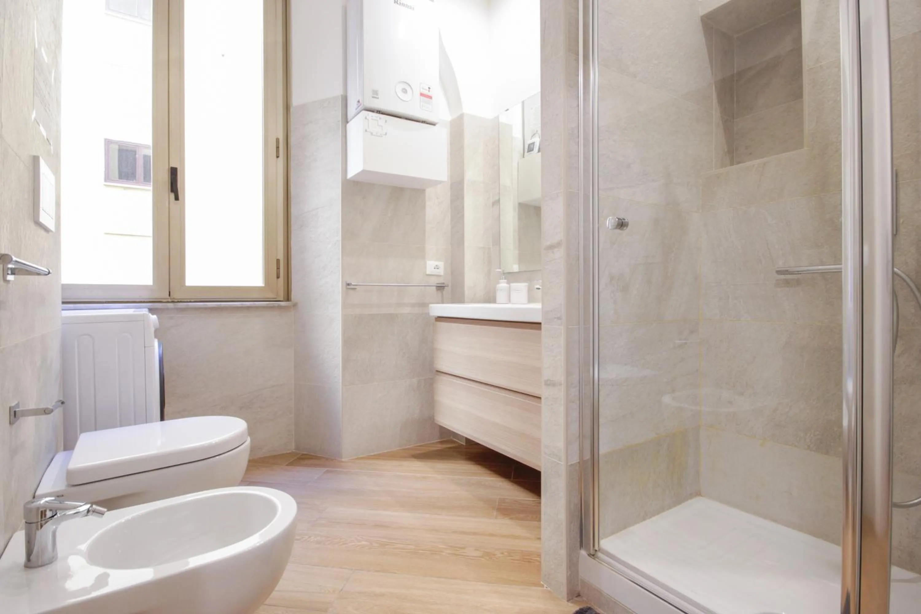 Bathroom in Home Vaticano 50 steps from Museum