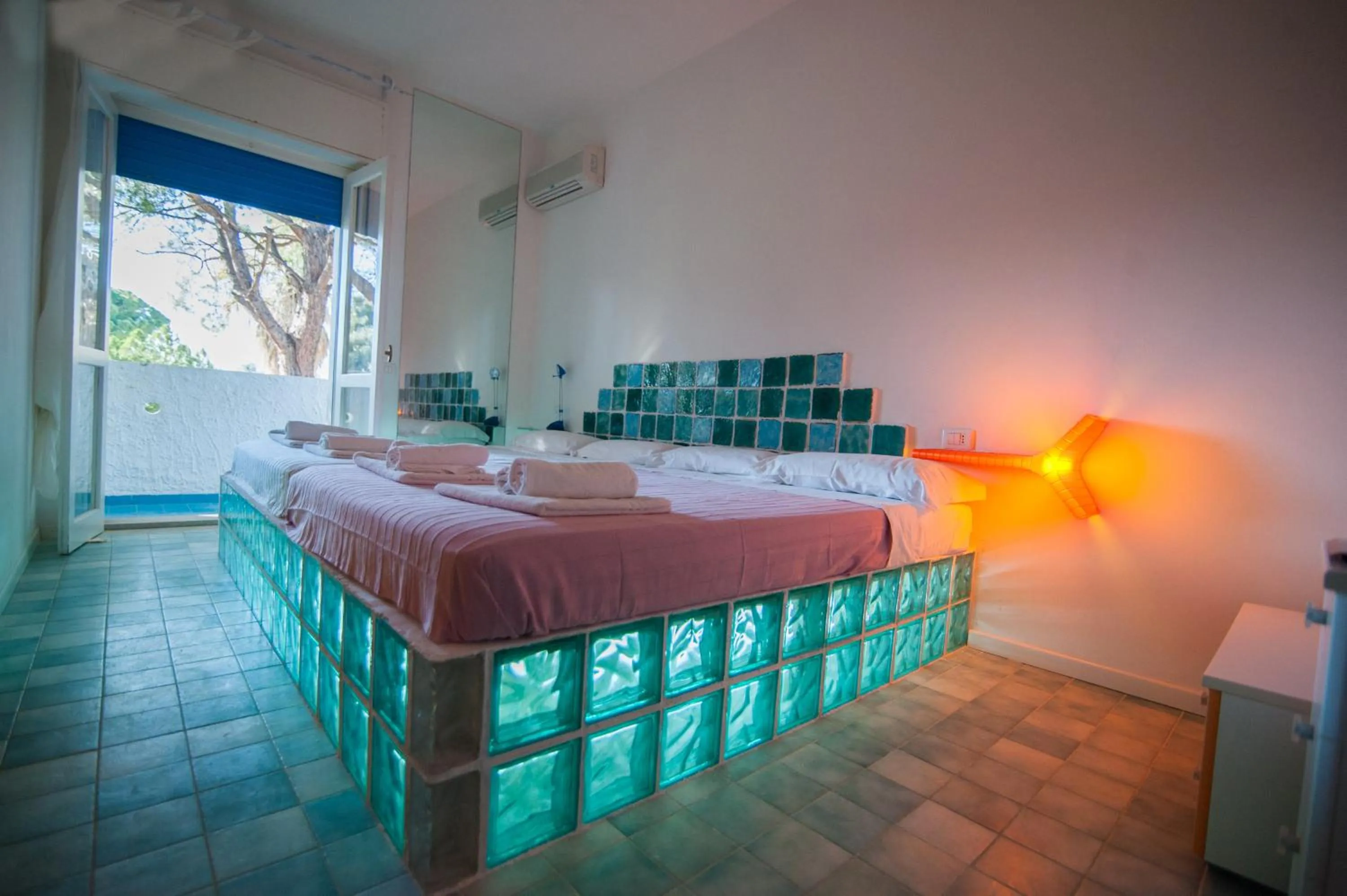 Photo of the whole room, Bed in Suite House L'Isola Che Non C'è