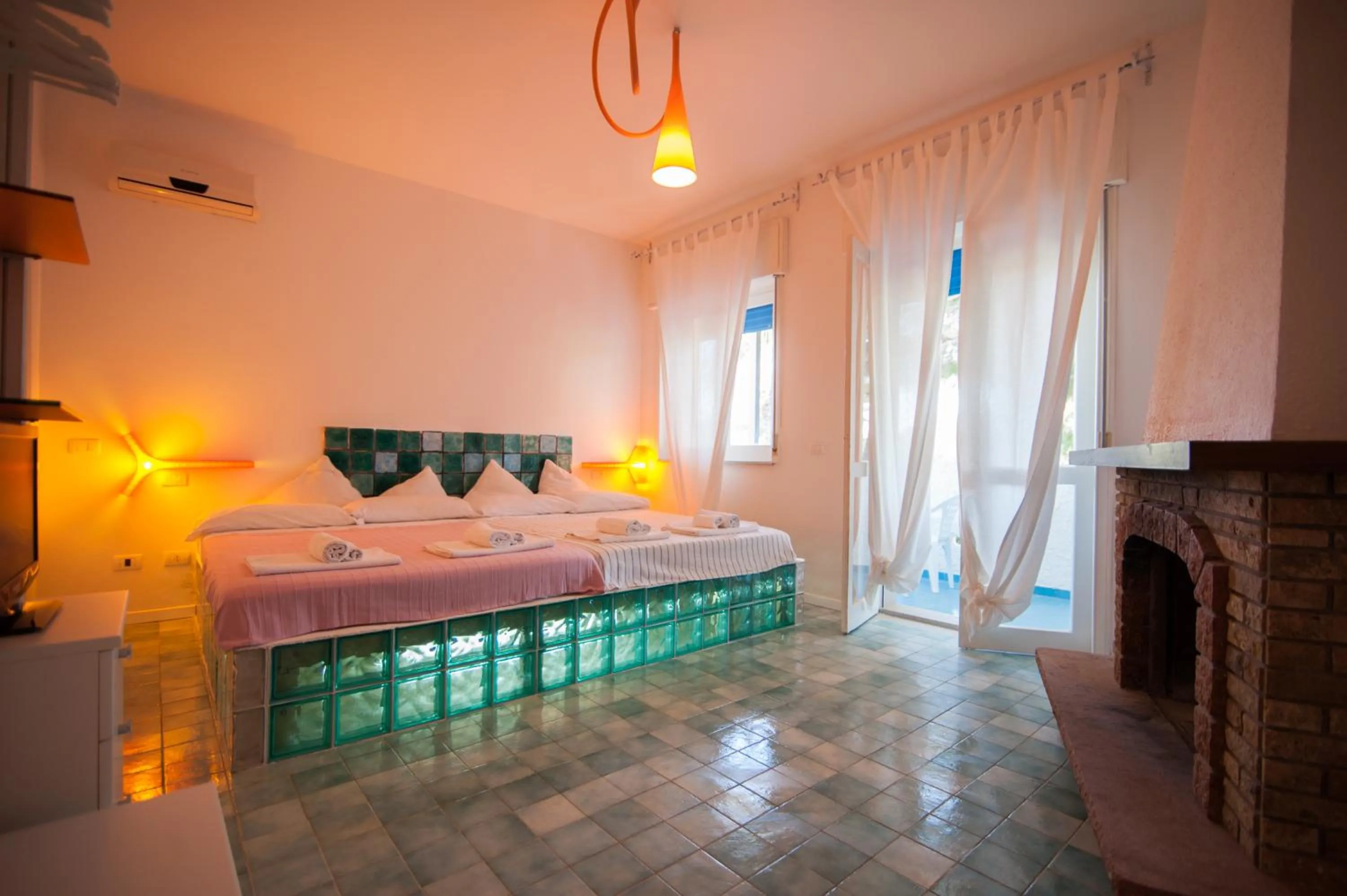 Photo of the whole room, Bed in Suite House L'Isola Che Non C'è