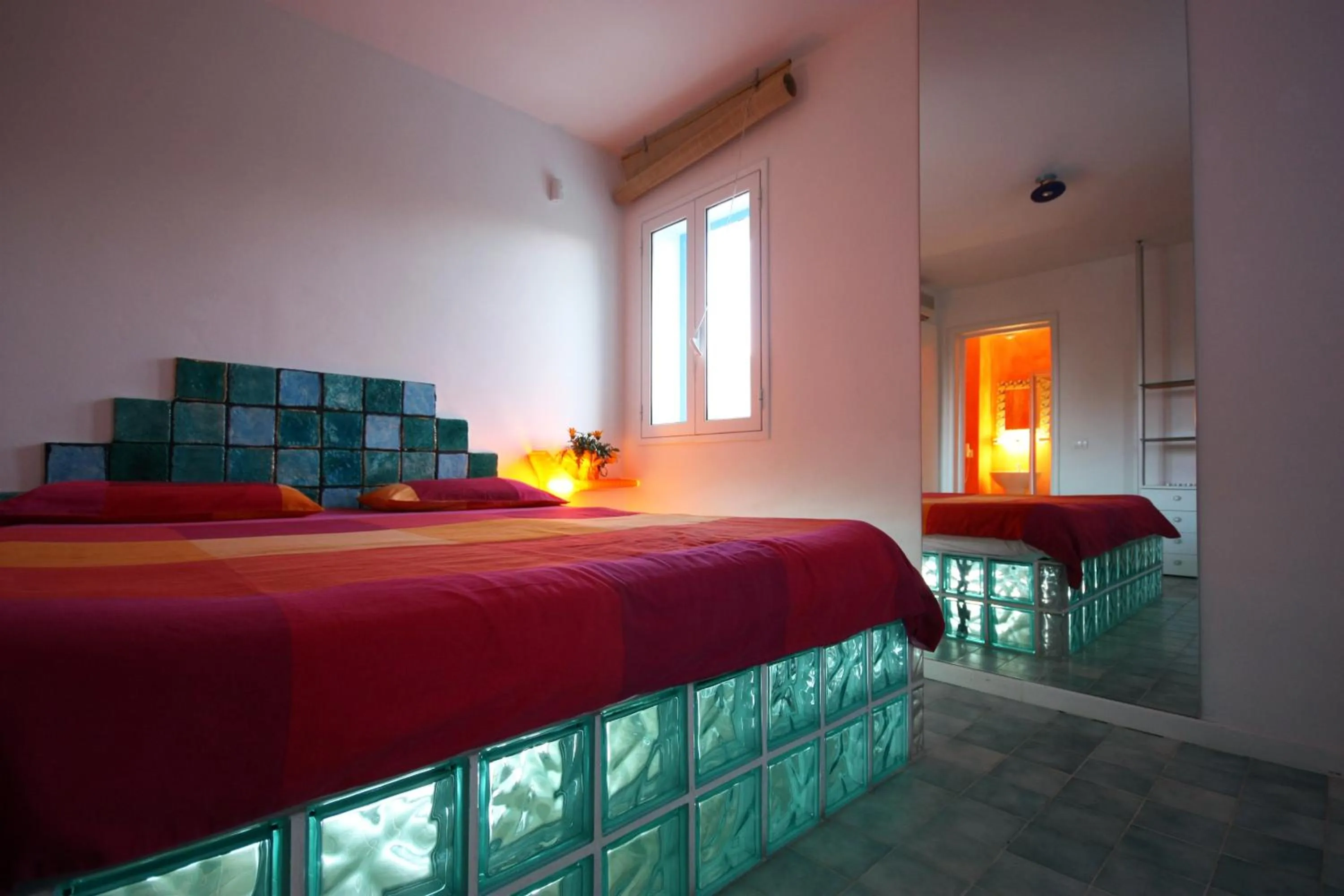 Photo of the whole room, Bed in Suite House L'Isola Che Non C'è