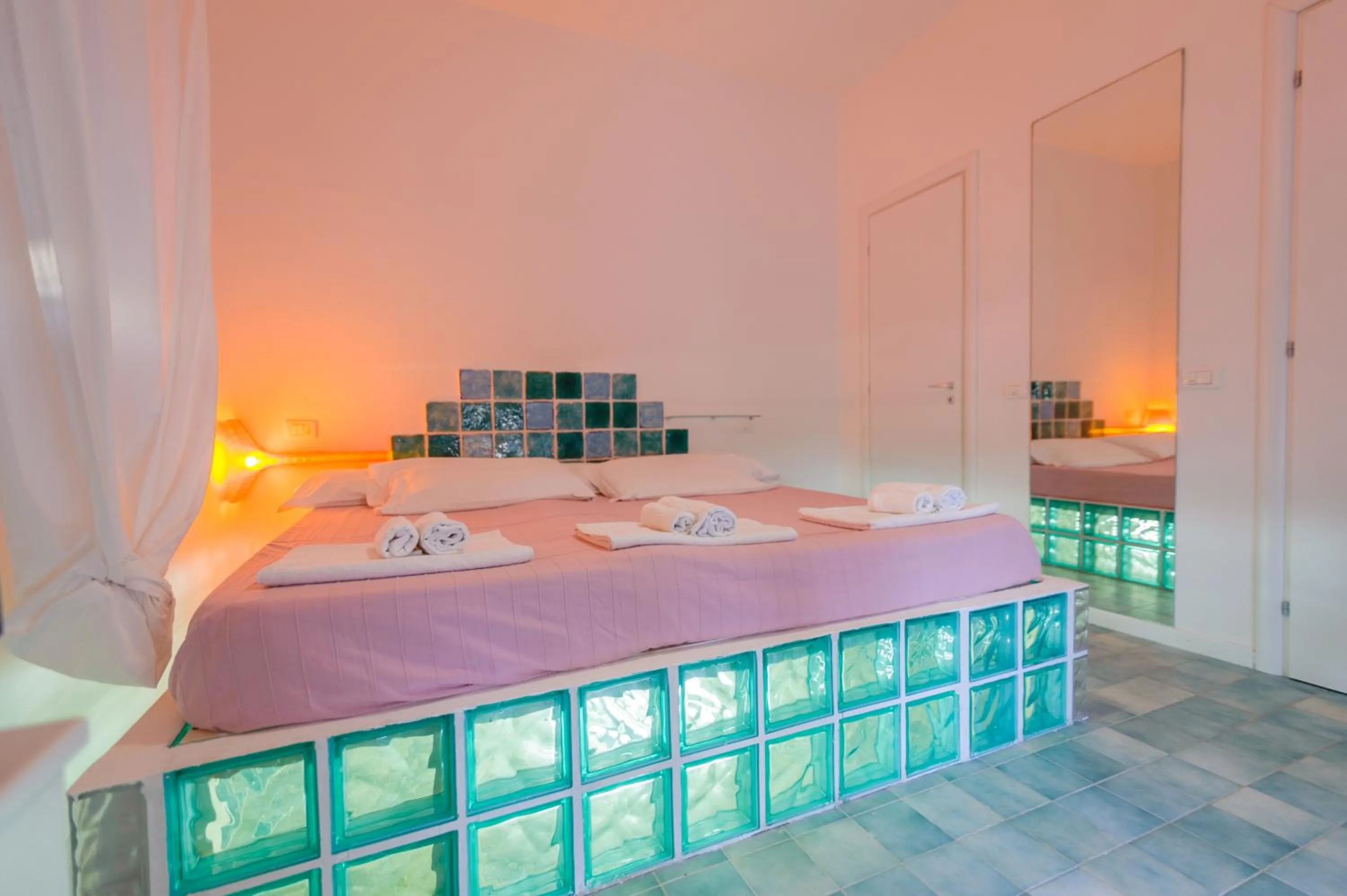 Photo of the whole room, Bed in Suite House L'Isola Che Non C'è