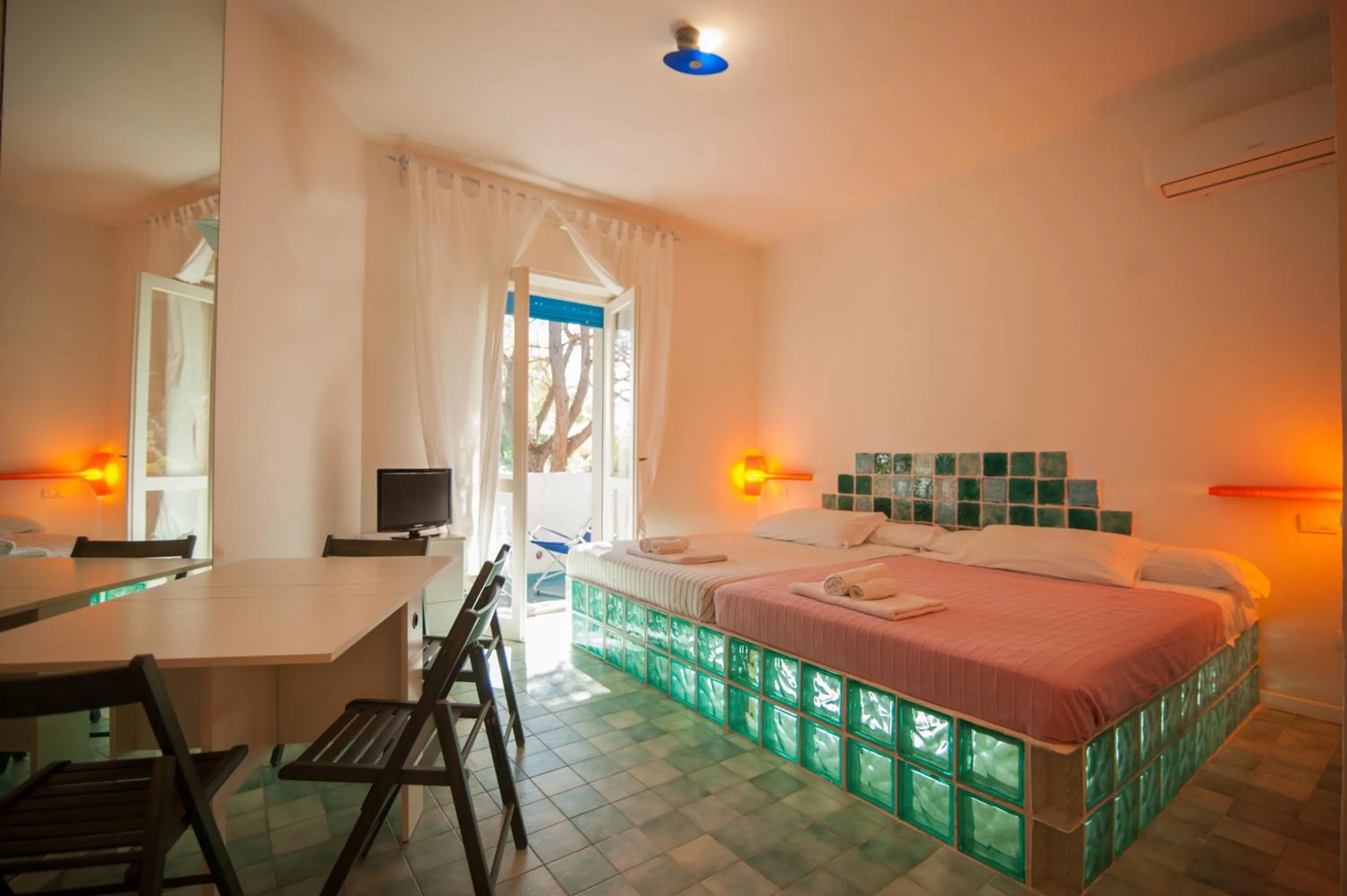 Photo of the whole room, Bed in Suite House L'Isola Che Non C'è