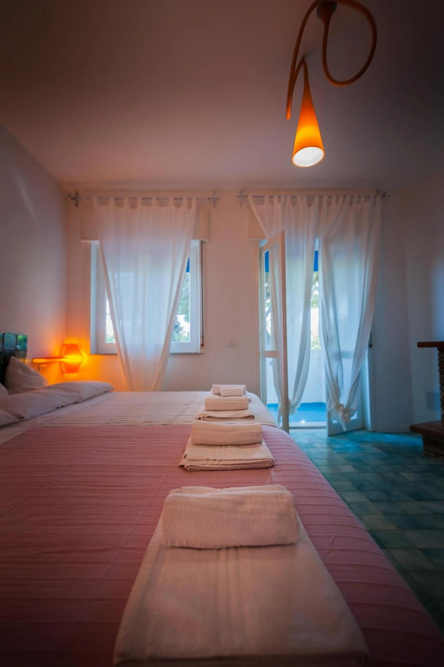 Photo of the whole room, Bed in Suite House L'Isola Che Non C'è