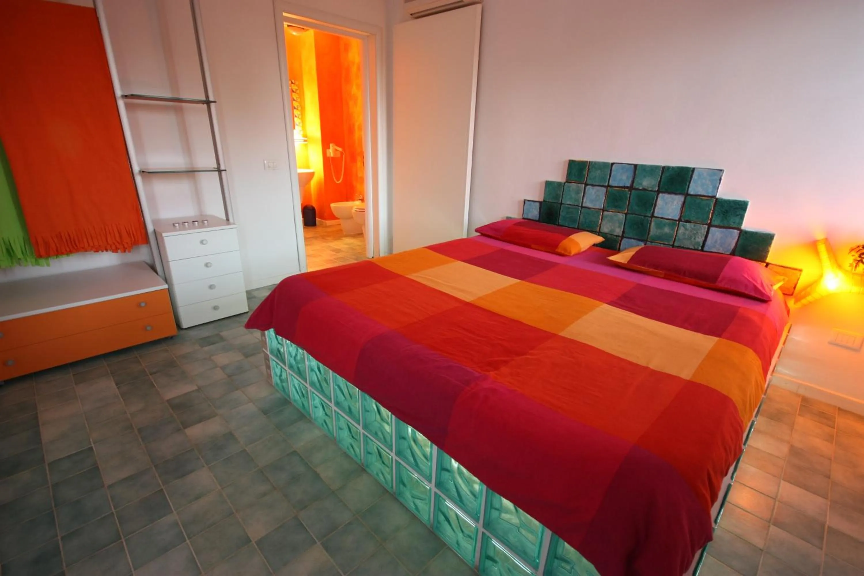 Photo of the whole room, Bed in Suite House L'Isola Che Non C'è