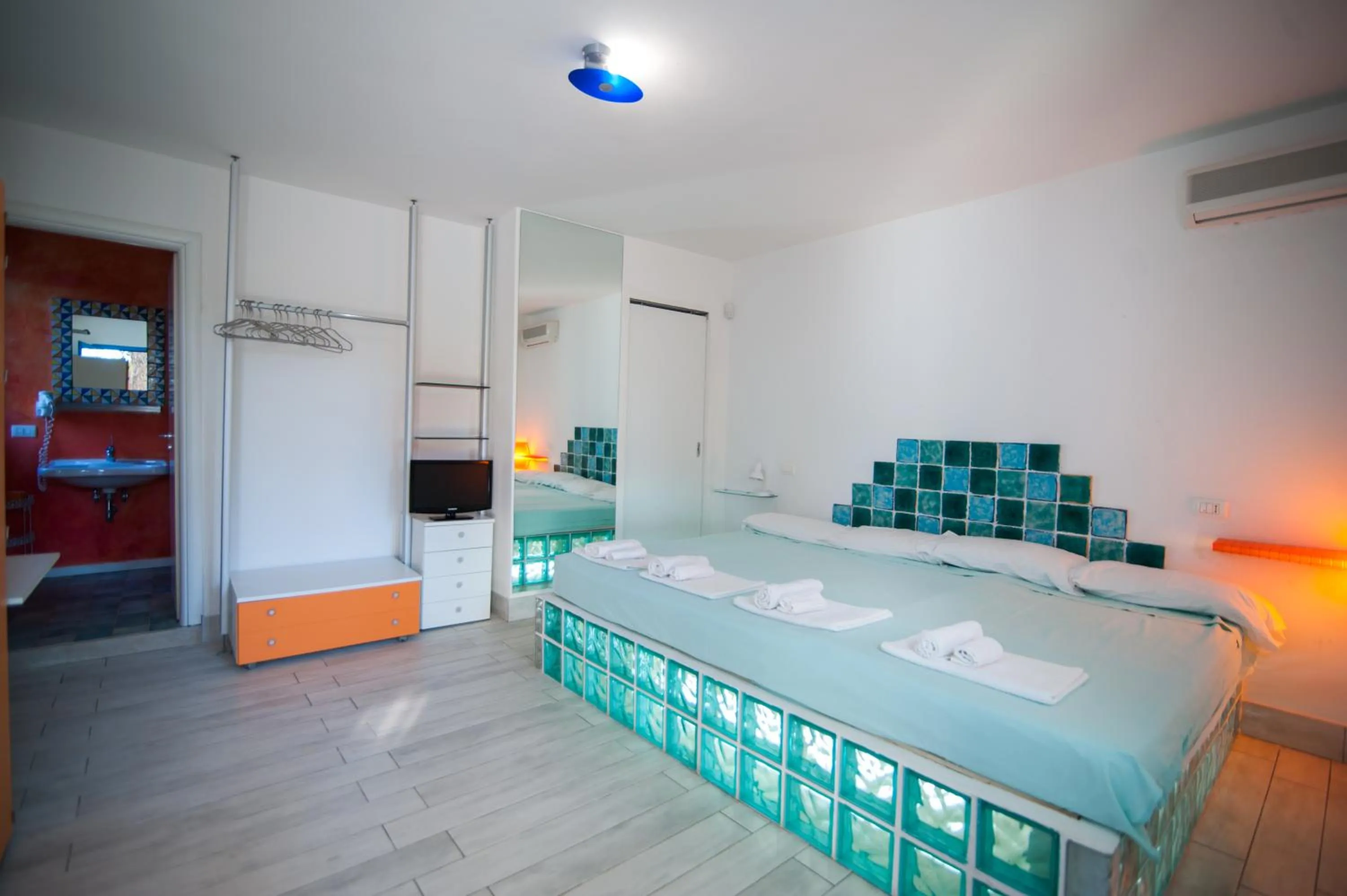 Photo of the whole room, Bed in Suite House L'Isola Che Non C'è