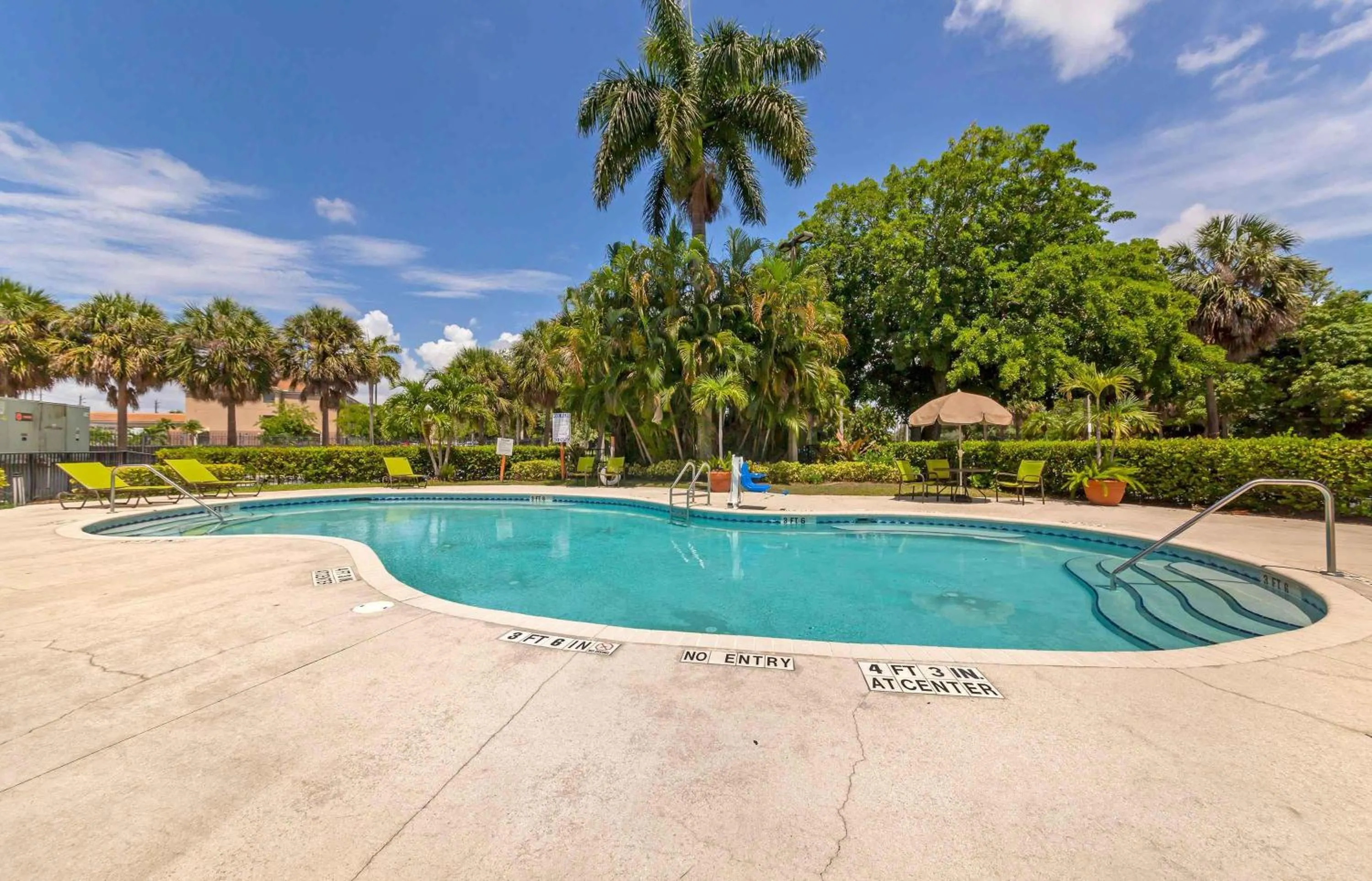 Pool view in Extended Stay America Premier Suites - Miami - Airport - Miami Springs