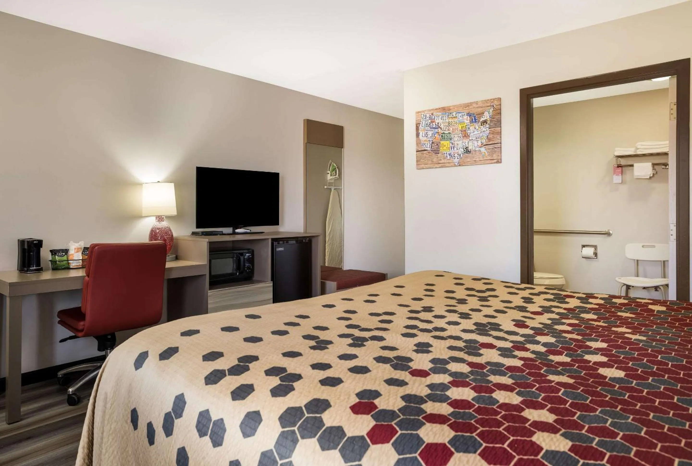 Bedroom, Bed in Econo Lodge Inn & Suites Canandaigua - Finger Lakes Area