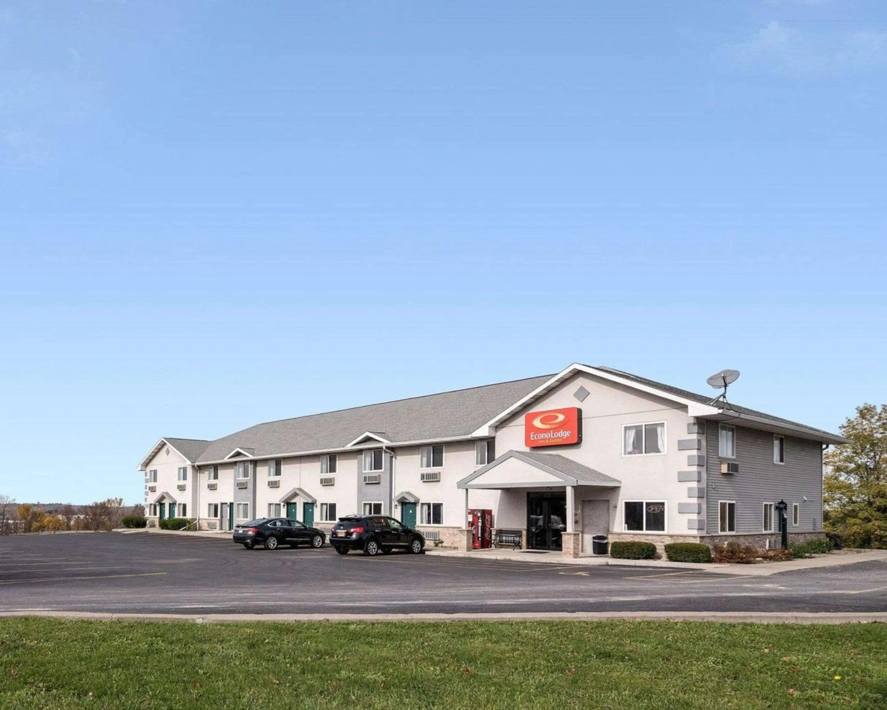 Property building in Econo Lodge Inn & Suites Canandaigua - Finger Lakes Area