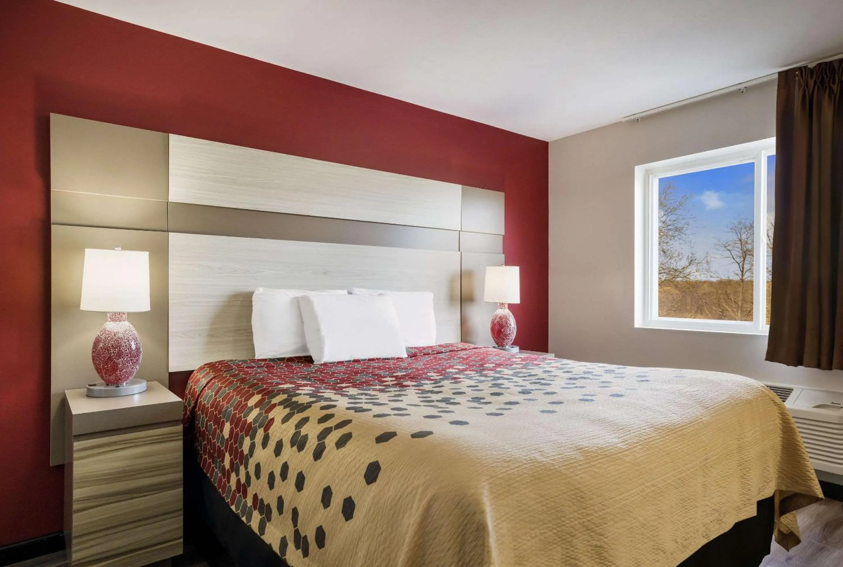 Bedroom, Bed in Econo Lodge Inn & Suites Canandaigua - Finger Lakes Area