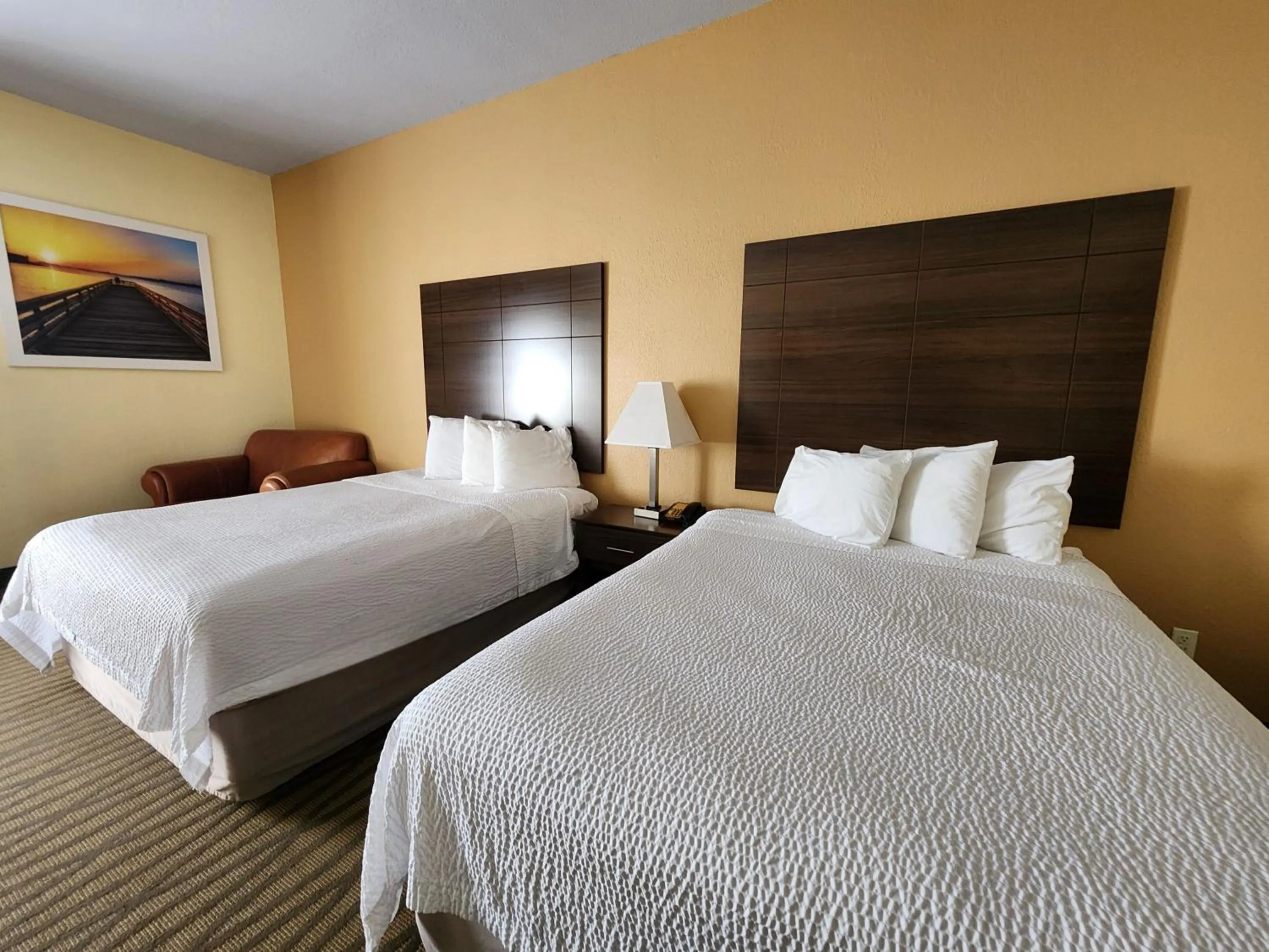 Bedroom in Days Inn & Suites by Wyndham Pasadena