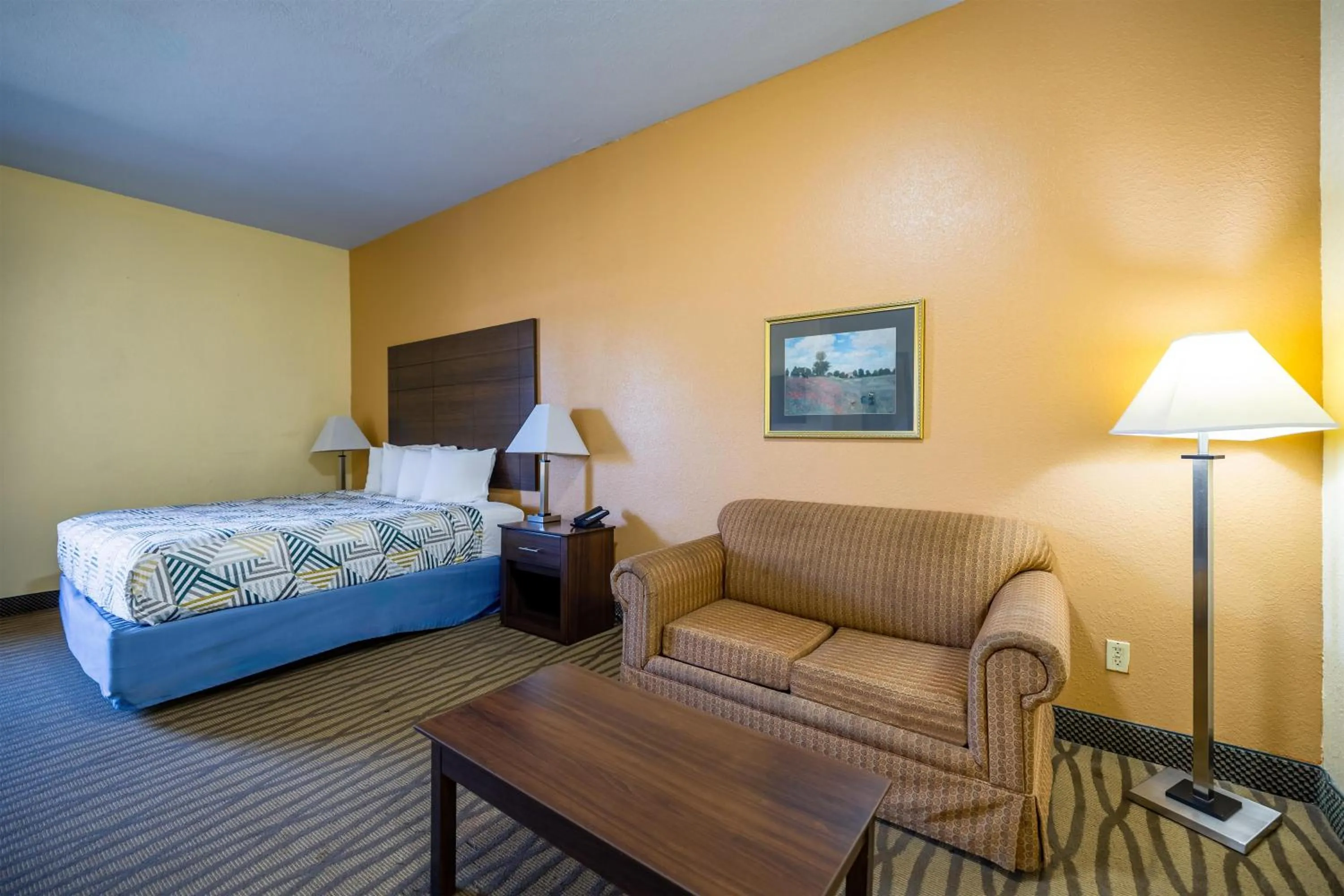 Photo of the whole room, Bed in Studio 6 Suites Pasadena, TX