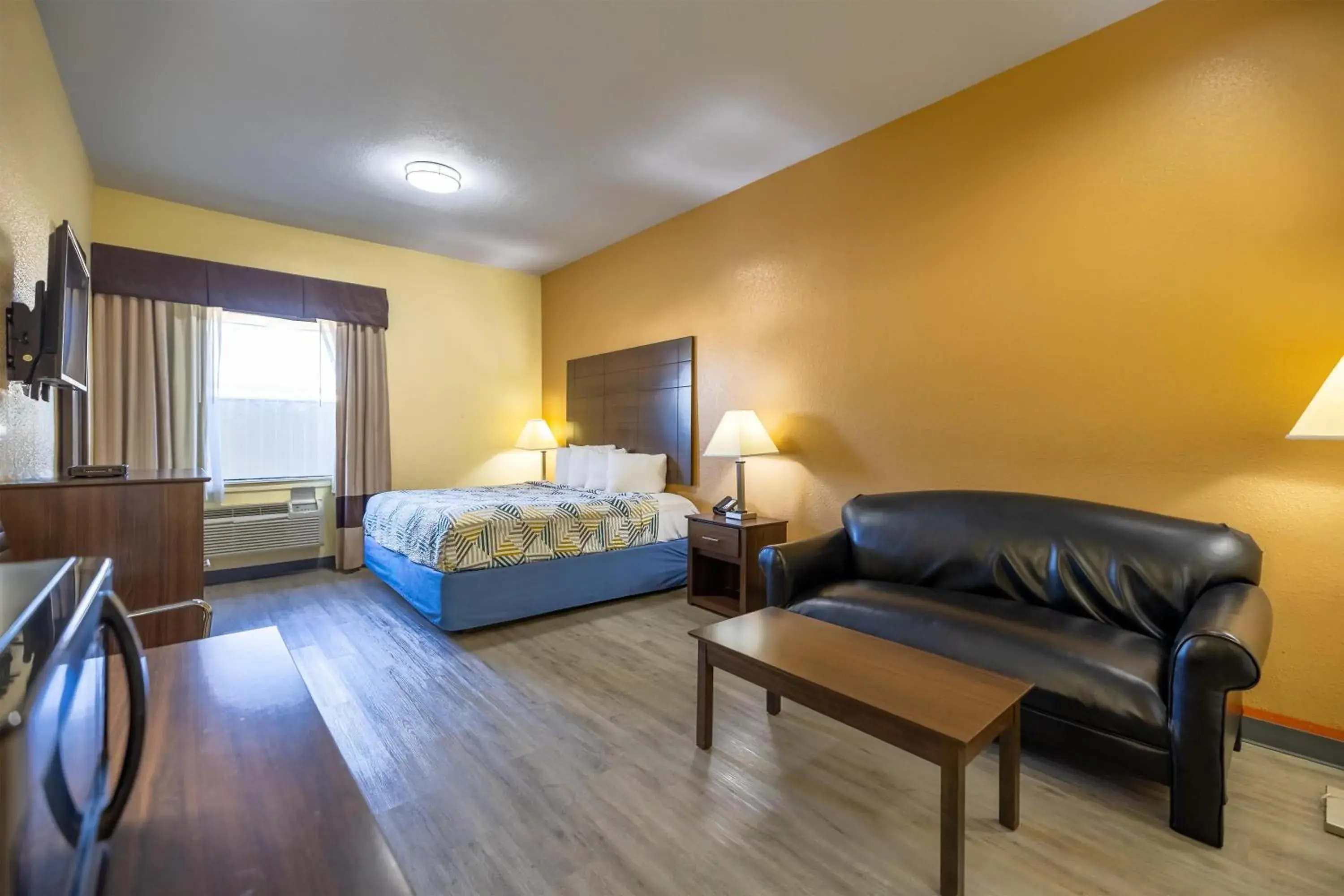 Photo of the whole room, Bed in Studio 6 Suites Pasadena, TX Photo of the whole room, Bed in Studio 6 Suites Pasadena, TX