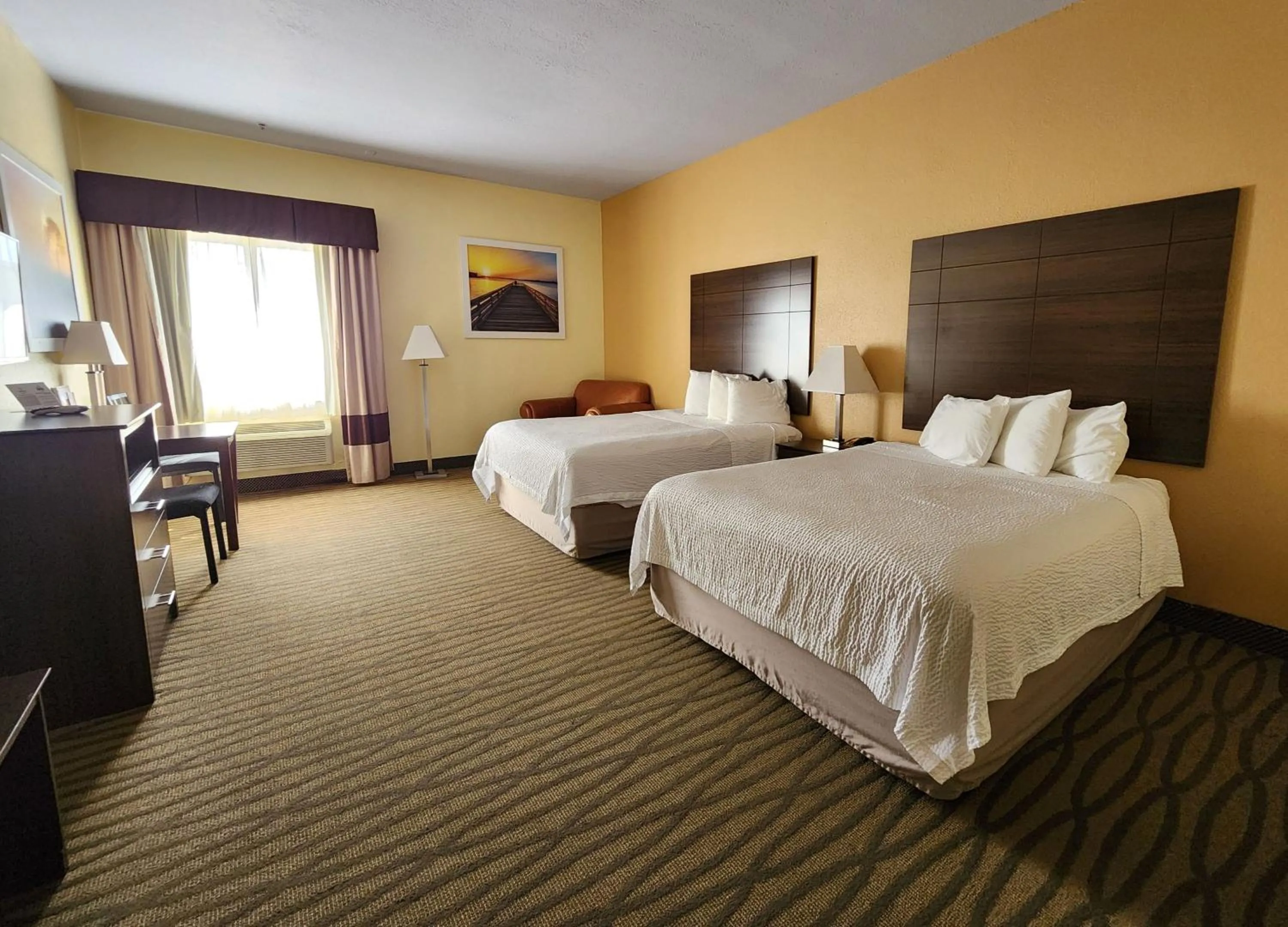 Bedroom in Days Inn & Suites by Wyndham Pasadena