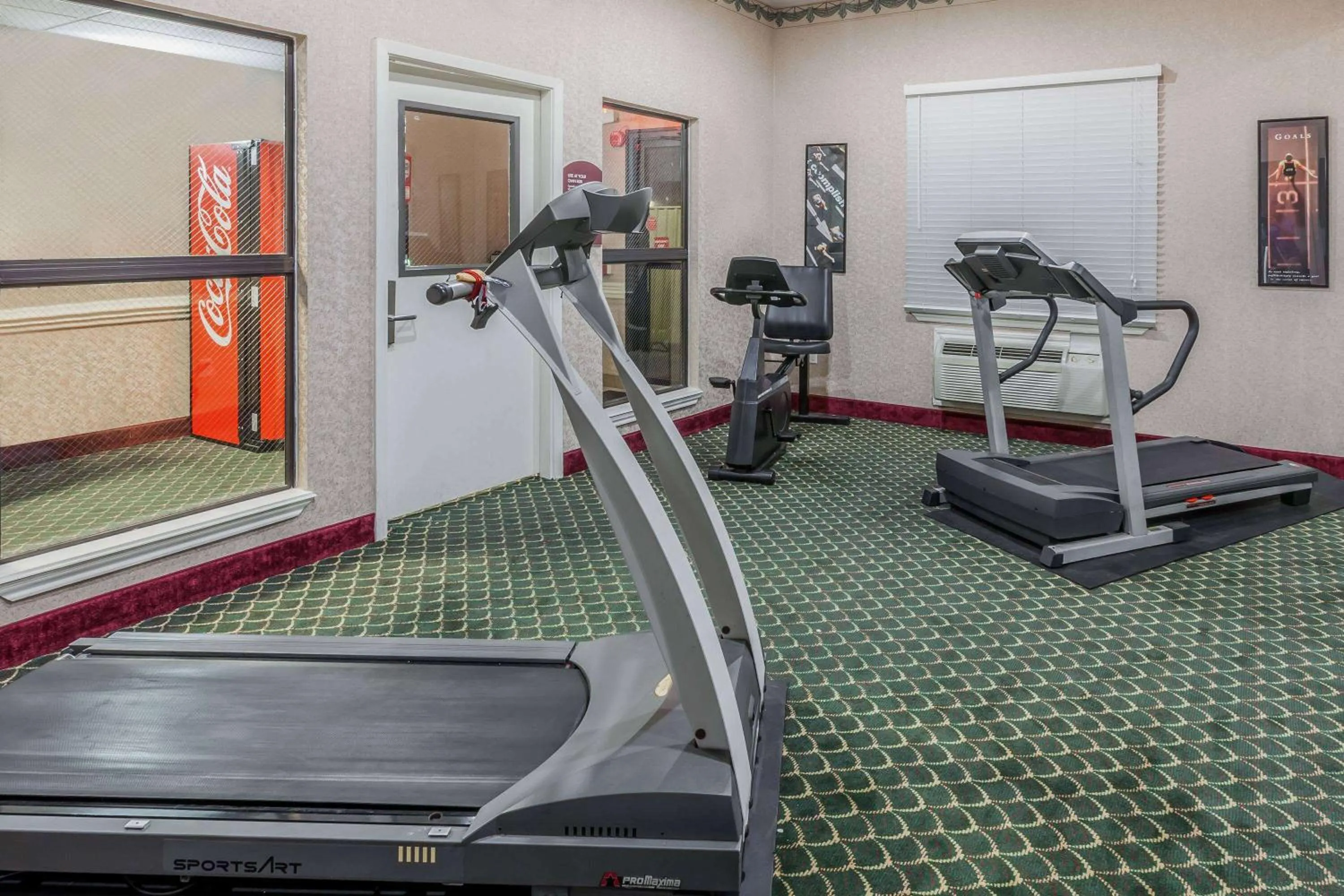 Fitness centre/facilities in Days Inn & Suites by Wyndham Pasadena