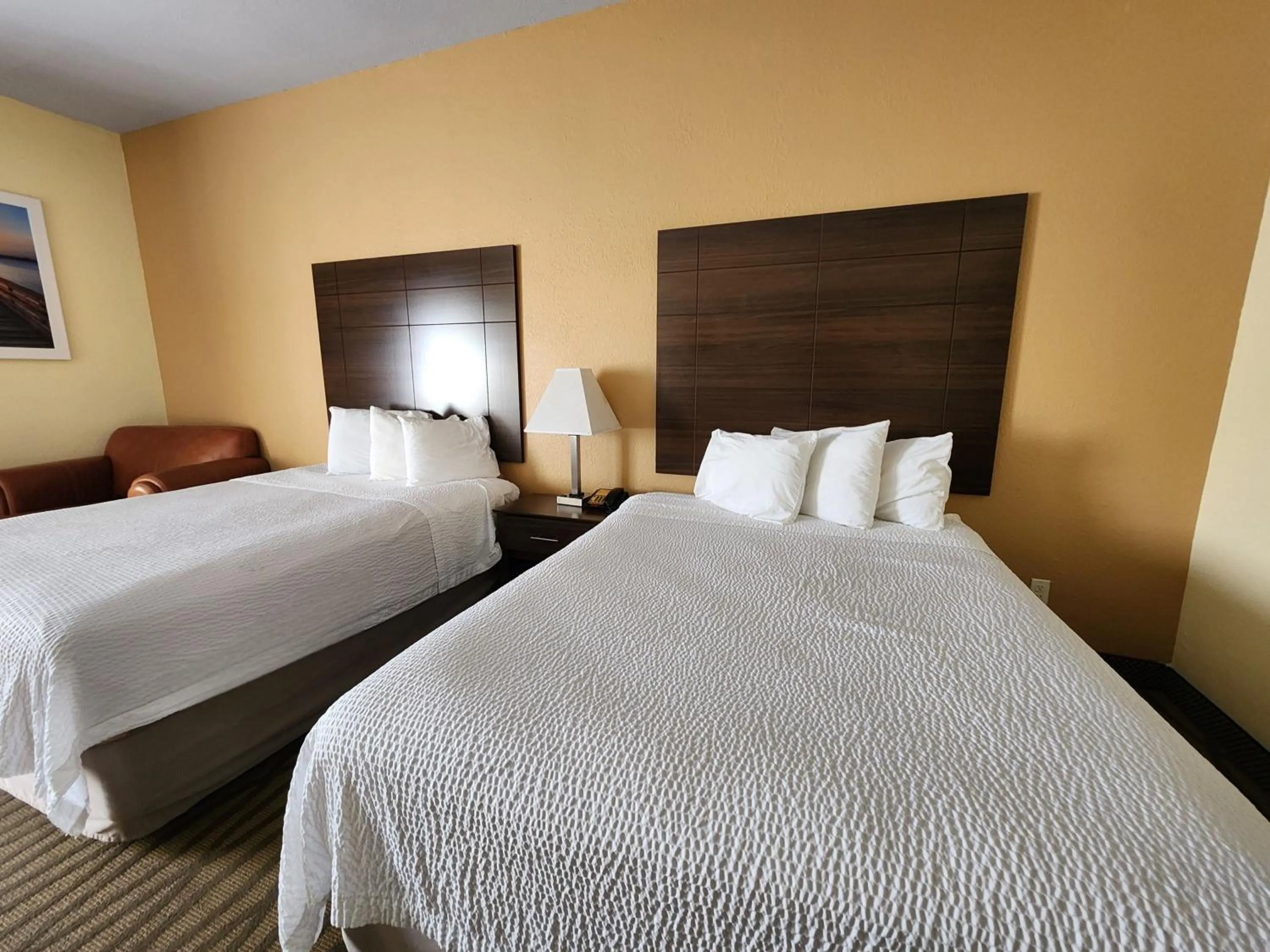 Bedroom in Days Inn & Suites by Wyndham Pasadena