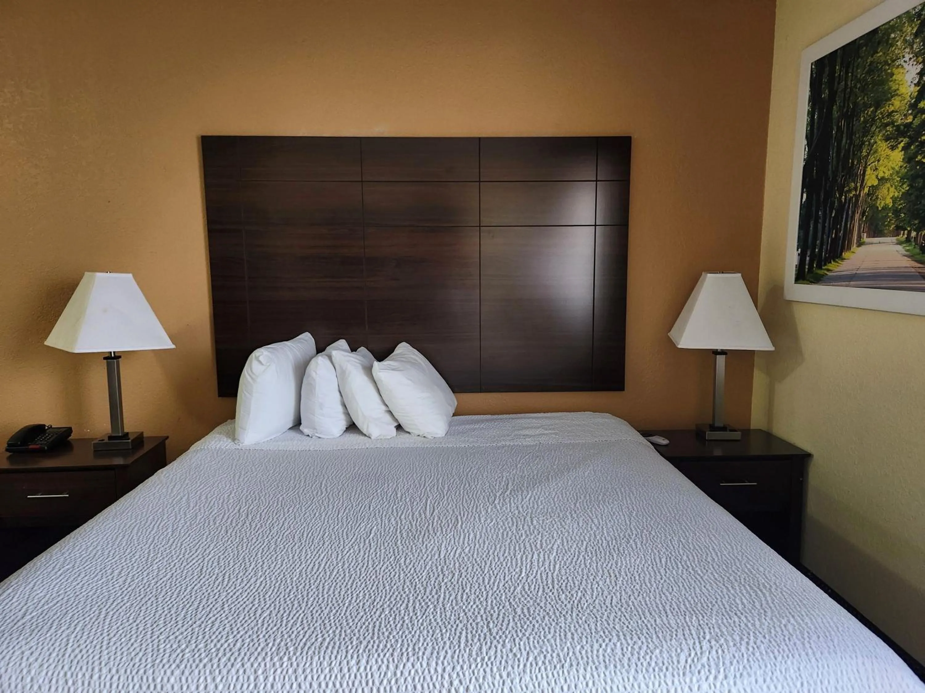 Bedroom in Days Inn & Suites by Wyndham Pasadena