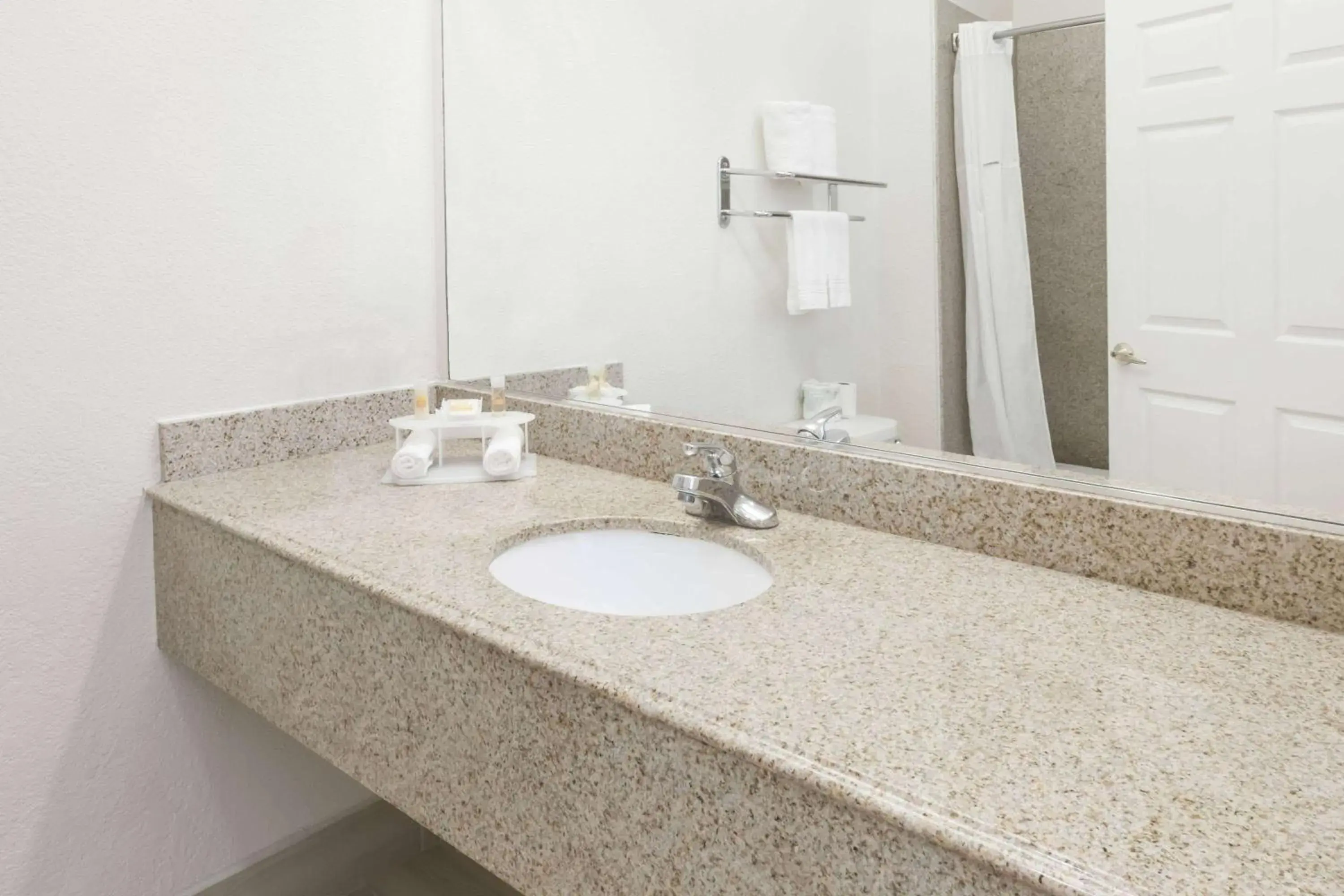 Photo of the whole room in Days Inn & Suites by Wyndham Pasadena Photo of the whole room in Days Inn & Suites by Wyndham Pasadena