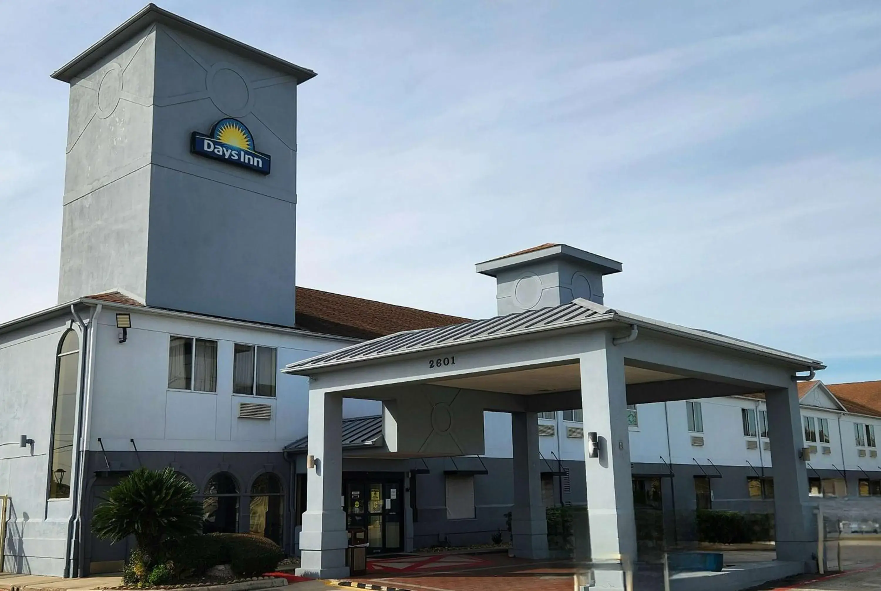 Property building in Days Inn & Suites by Wyndham Pasadena Property building in Days Inn & Suites by Wyndham Pasadena