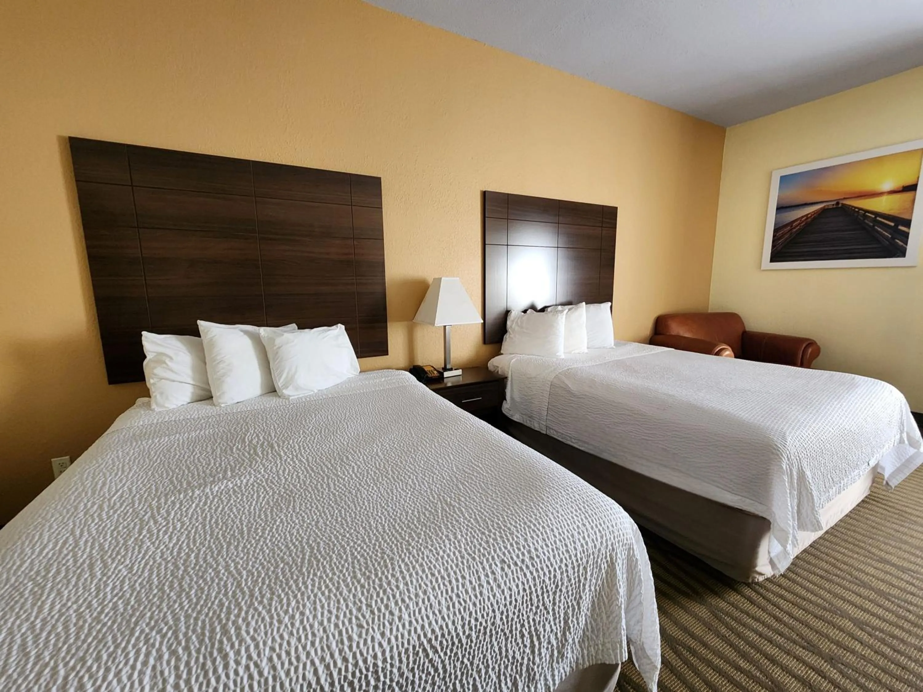 Bedroom in Days Inn & Suites by Wyndham Pasadena