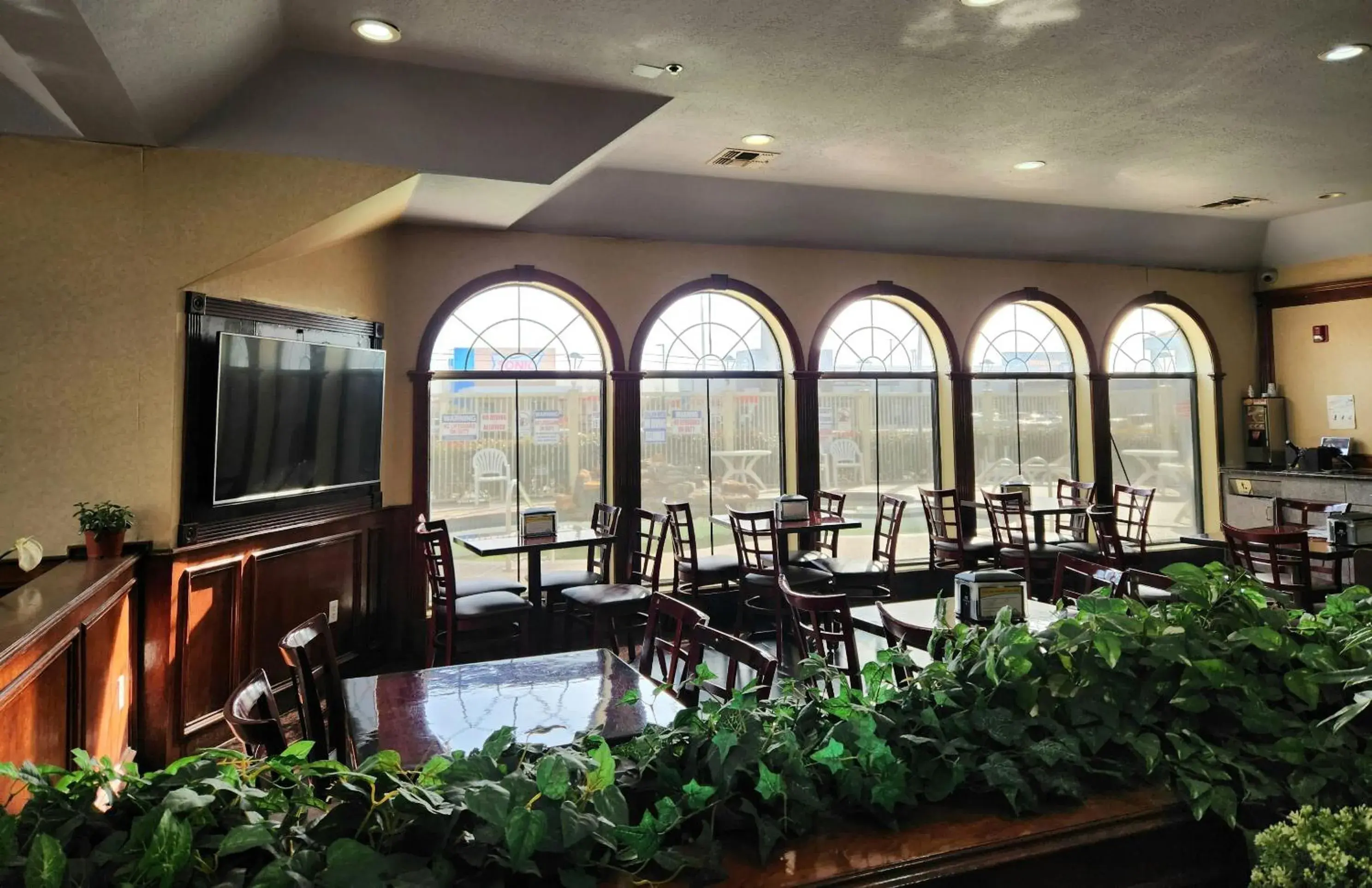 Breakfast in Days Inn & Suites by Wyndham Pasadena Breakfast in Days Inn & Suites by Wyndham Pasadena