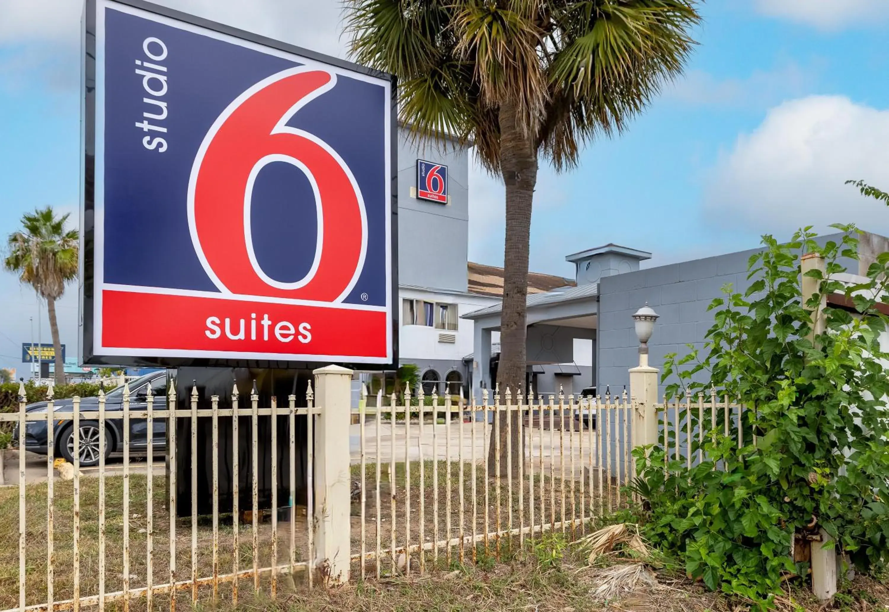 Property building in Studio 6 Suites Pasadena, TX Property building in Studio 6 Suites Pasadena, TX