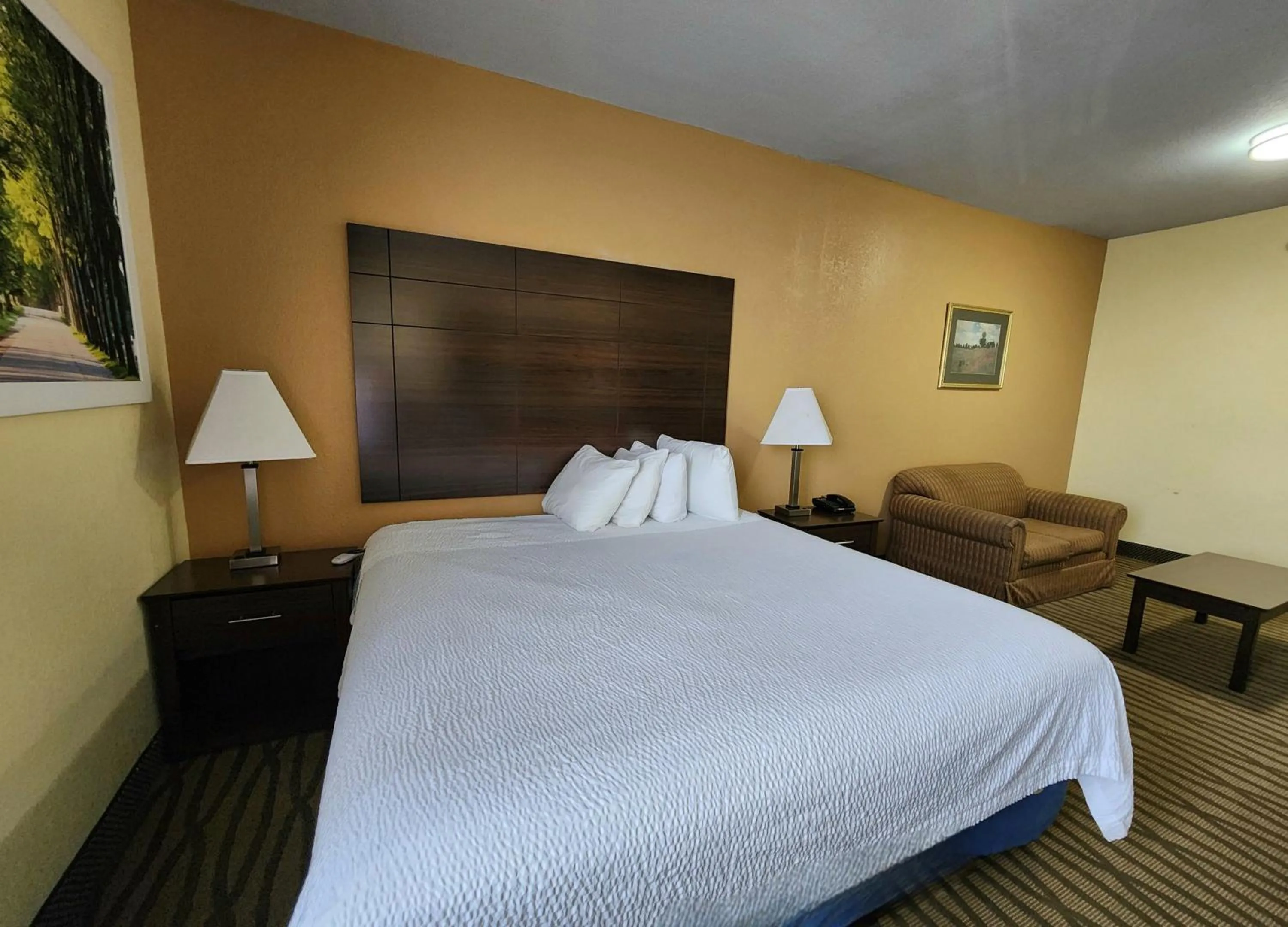 Bedroom in Days Inn & Suites by Wyndham Pasadena