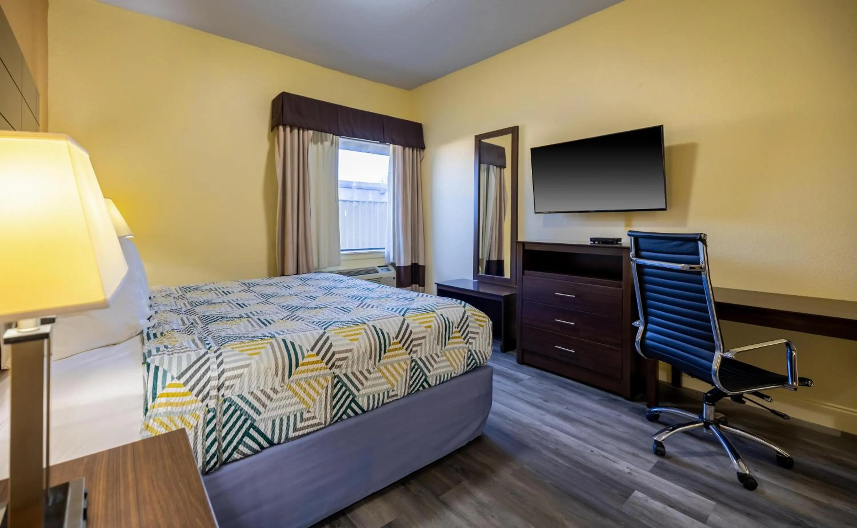 Photo of the whole room, Bed in Studio 6 Suites Pasadena, TX