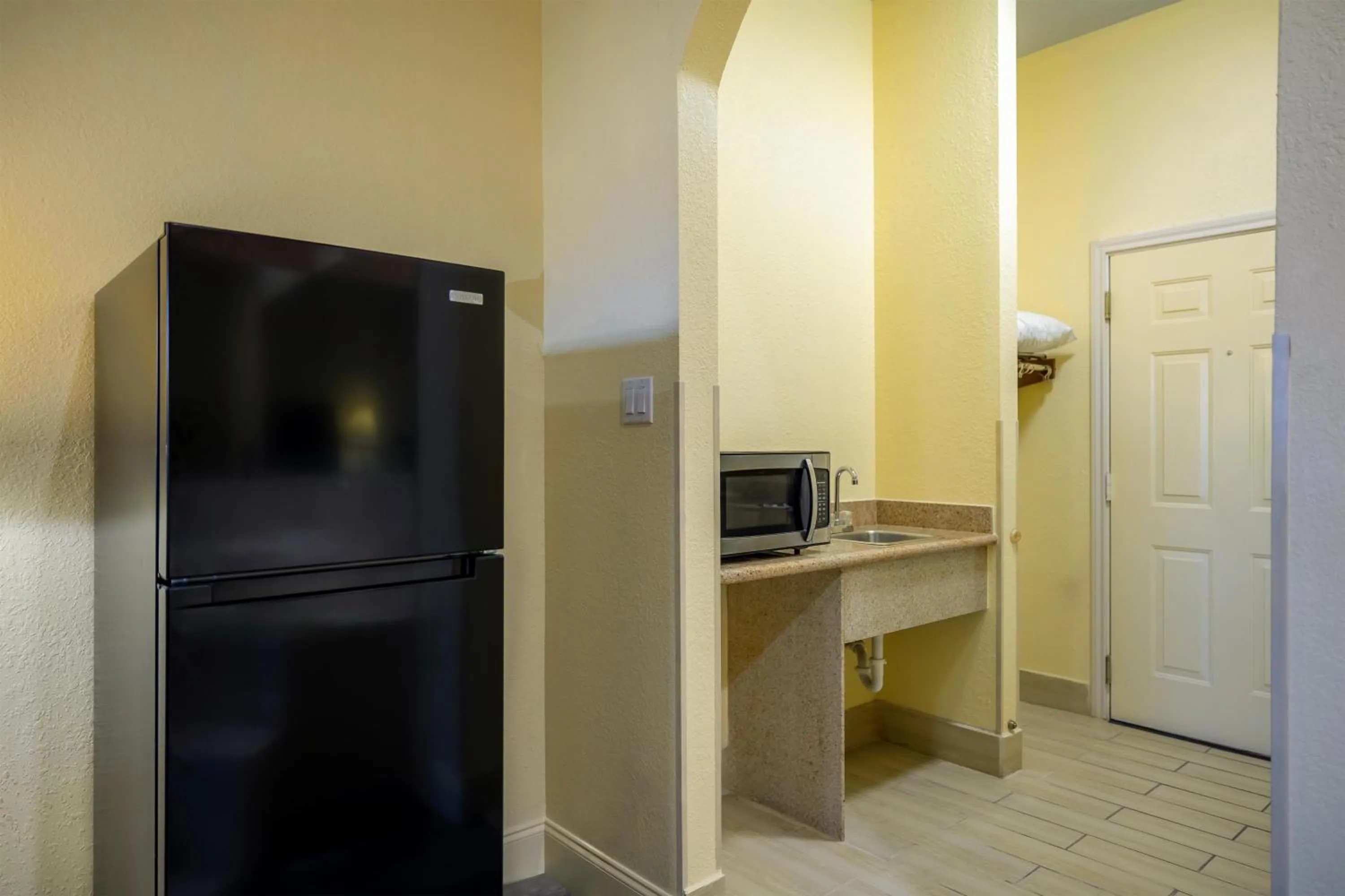 Photo of the whole room in Studio 6 Suites Pasadena, TX